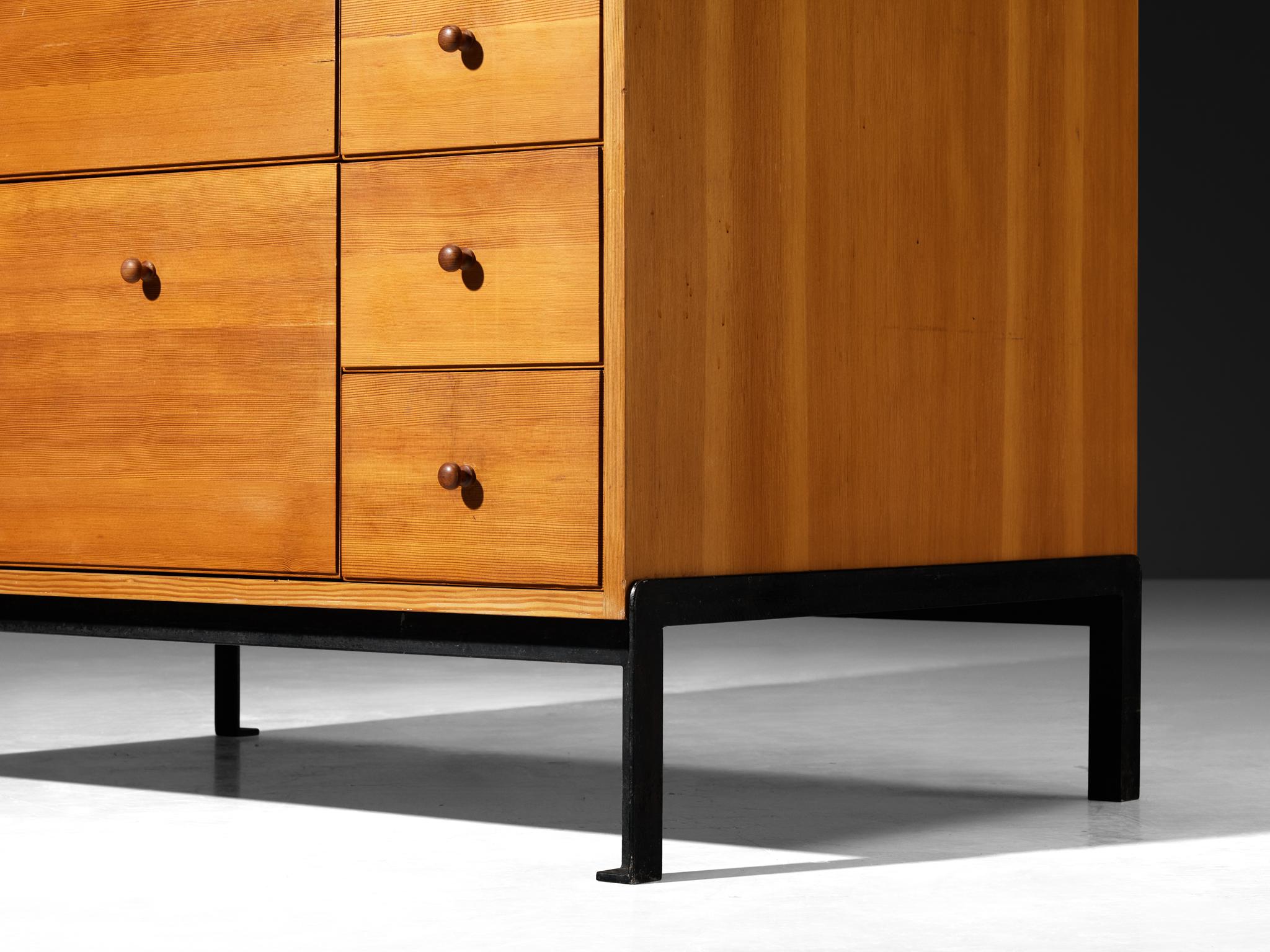 Jørgen Magnussen für Peder Pedersen Kommode aus Kiefer und Eisen (Skandinavische Moderne) im Angebot