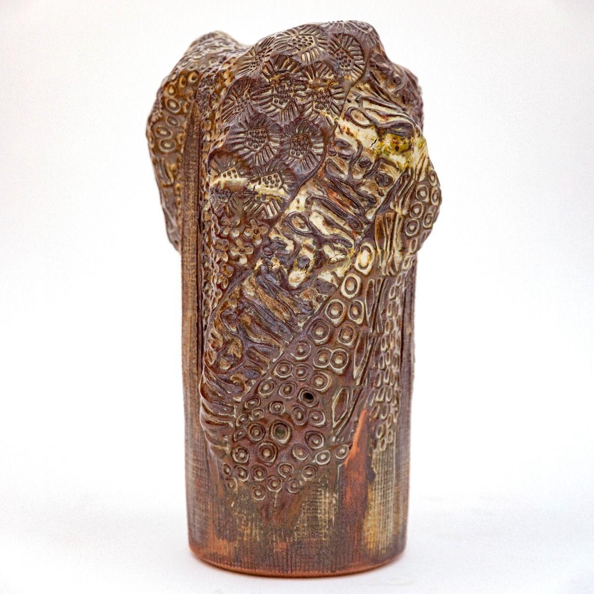Un vaso in gres unico di Jørgen Mogensen, che mostra intricati motivi organici e una superficie ricca di texture.
Lo smalto color terra nei toni del marrone, del rosso, del verde e del giallo conferisce un'atmosfera vibrante e naturale al