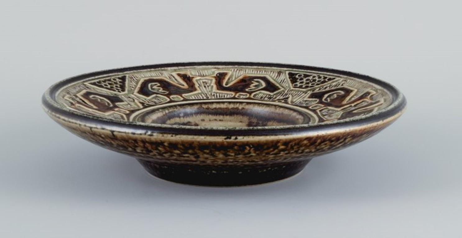 Jørgen Mogensen for Royal Copenhagen, stoneware bowl with bird motifs.
Sung glaze.
Marked.
First factory quality.
Dimensions: D 25.0 x H 5.5 cm.