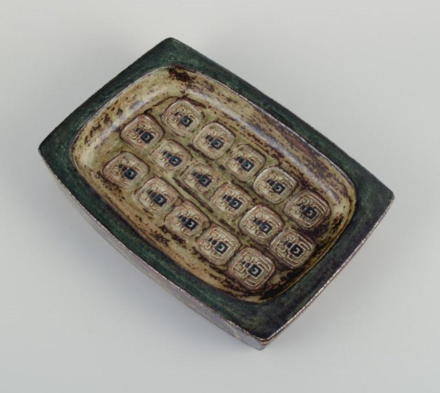 Jørgen Mogensen for Royal Copenhagen, stoneware dish with motif of beetles.
Model 21871.
In perfect condition.
Marked.
First factory quality.
Dimensions: L 21.5 x D 15.5 x H 3.5 cm.