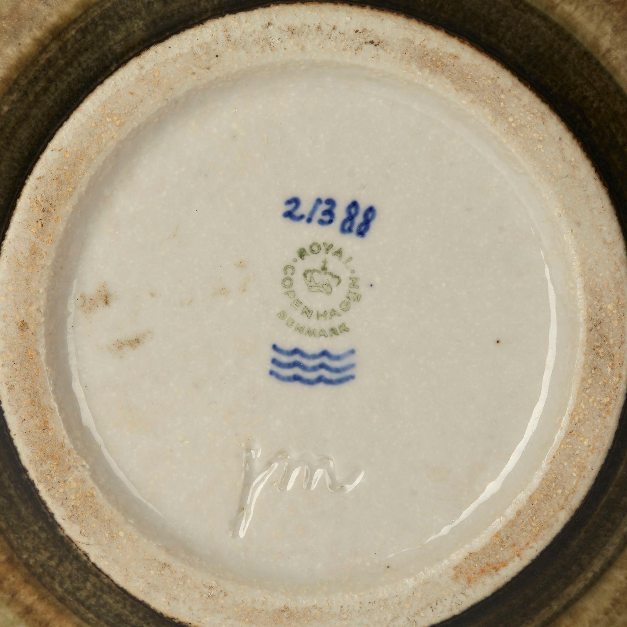 Mid-Century moderno Piatto per pollo in ceramica d'arte del medio secolo di Jørgen Morgensen per Royal Copenhagen in vendita