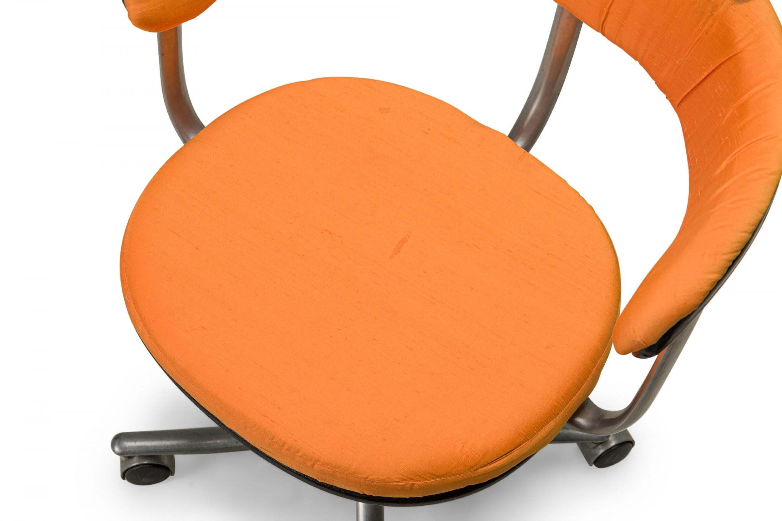 Jørgen Rasmussen Chaise de bureau danoise à roulettes en métal argenté et tapisserie orange en vente 3
