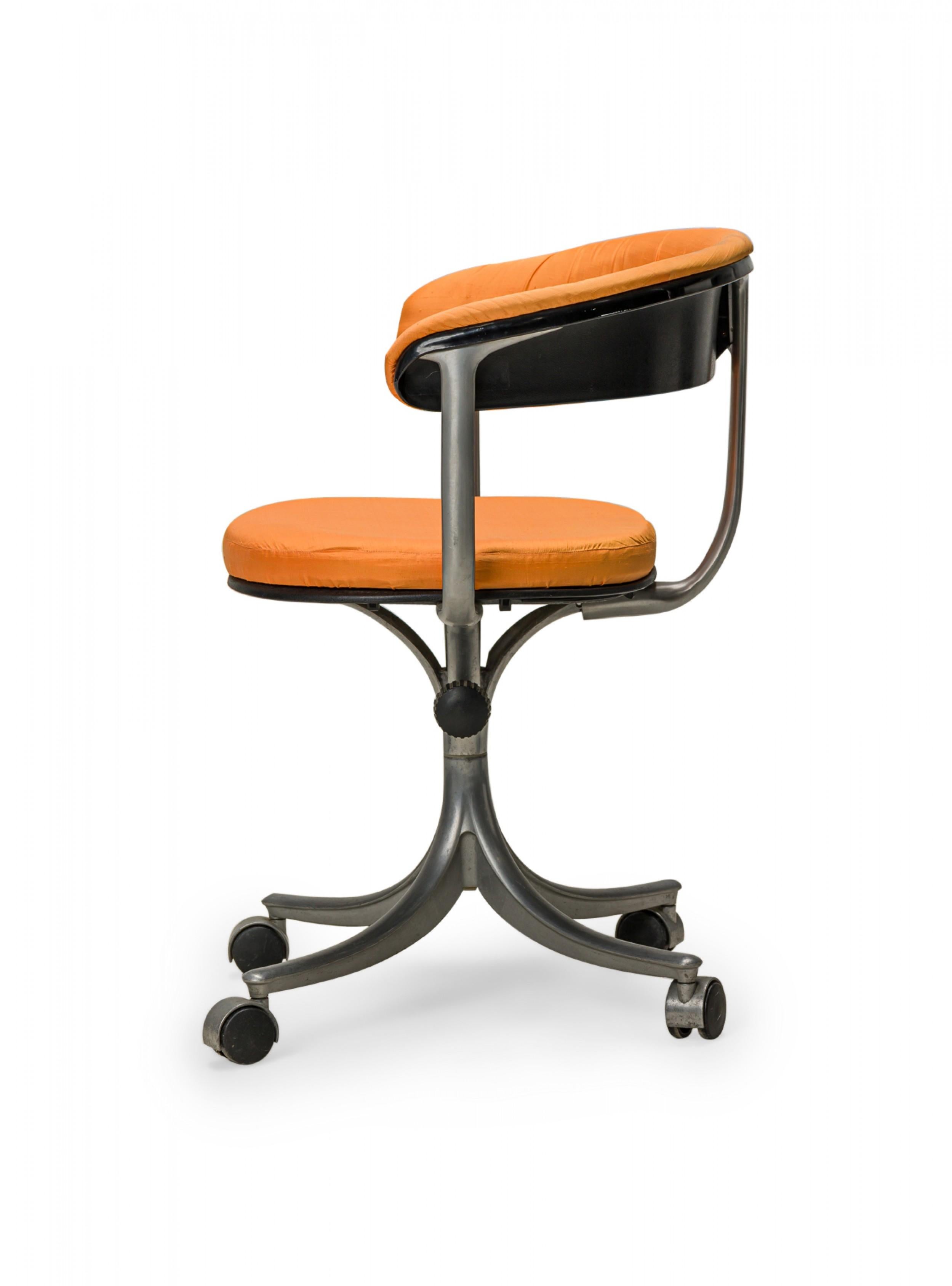 Mid-Century Modern Jørgen Rasmussen Chaise de bureau danoise à roulettes en métal argenté et tapisserie orange en vente