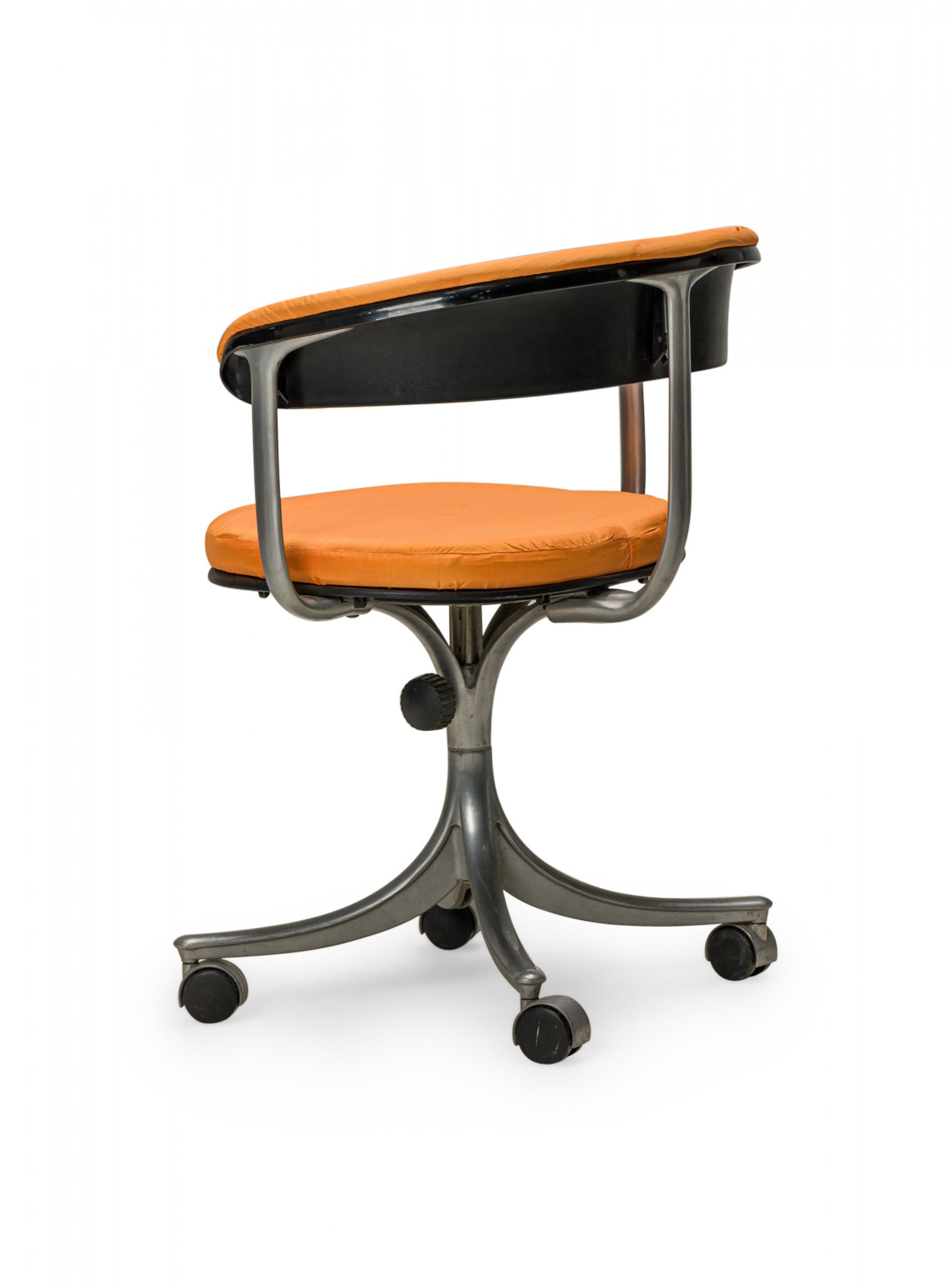 Danois Jørgen Rasmussen Chaise de bureau danoise à roulettes en métal argenté et tapisserie orange en vente