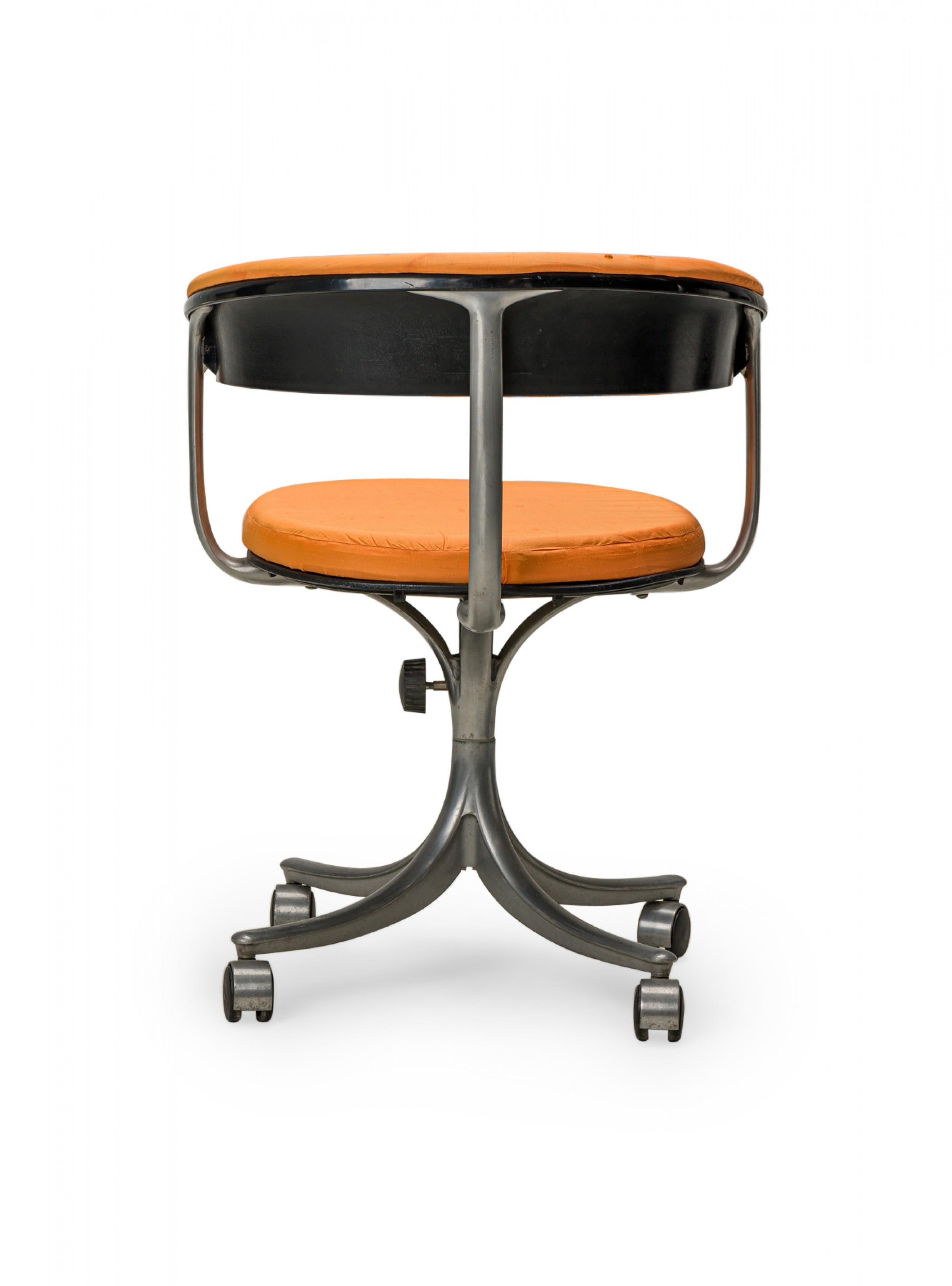 Métal Jørgen Rasmussen Chaise de bureau danoise à roulettes en métal argenté et tapisserie orange en vente
