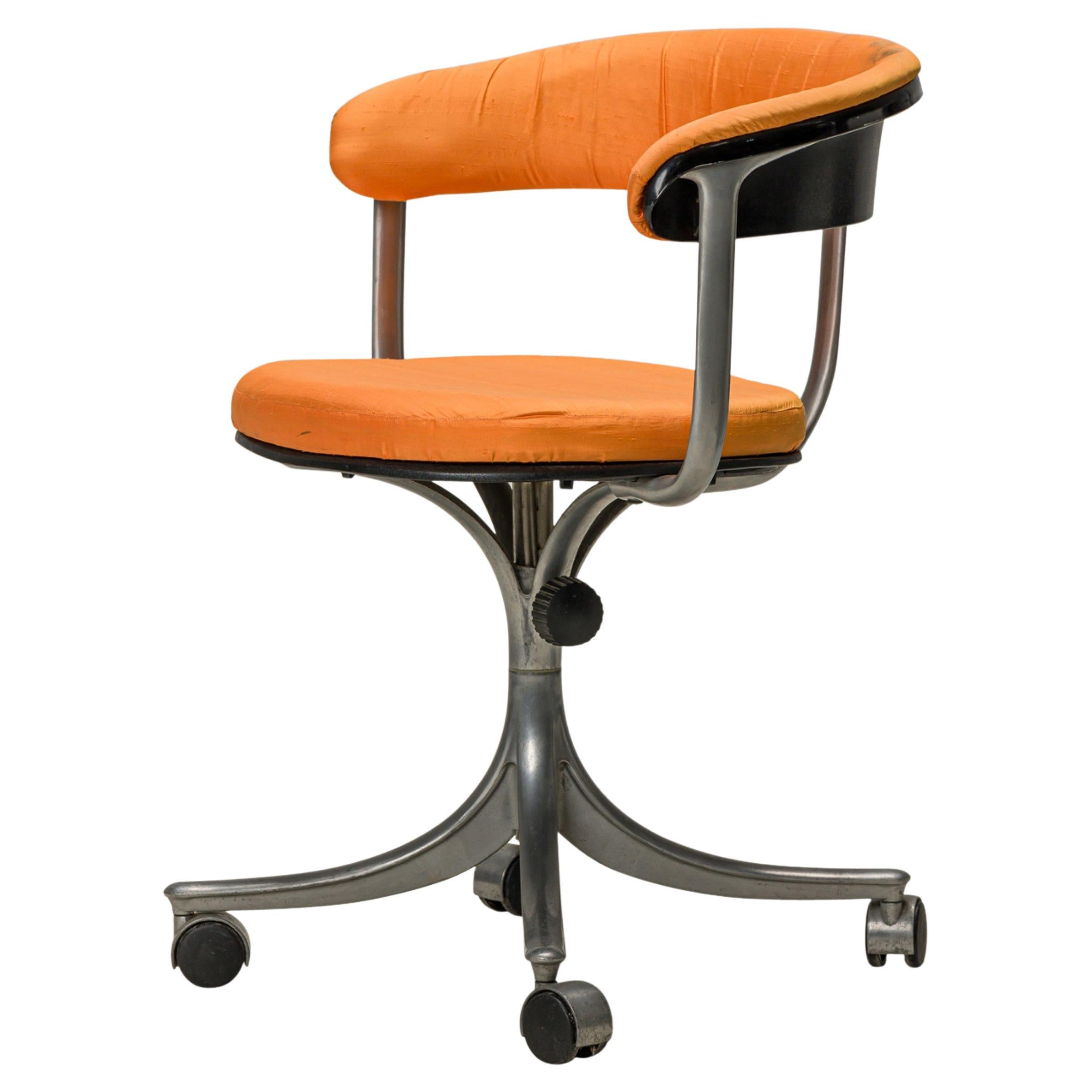 Jørgen Rasmussen Chaise de bureau danoise à roulettes en métal argenté et tapisserie orange en vente