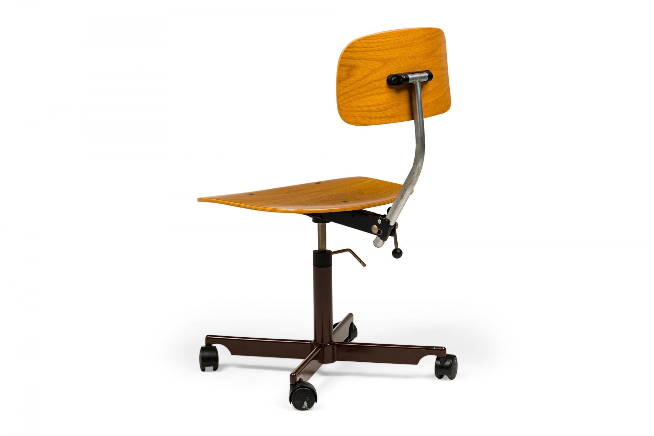 Danois Jørgen Rasmussen for Kevi Danish Teak Bentwood Swiveling 'Task' Chair en vente