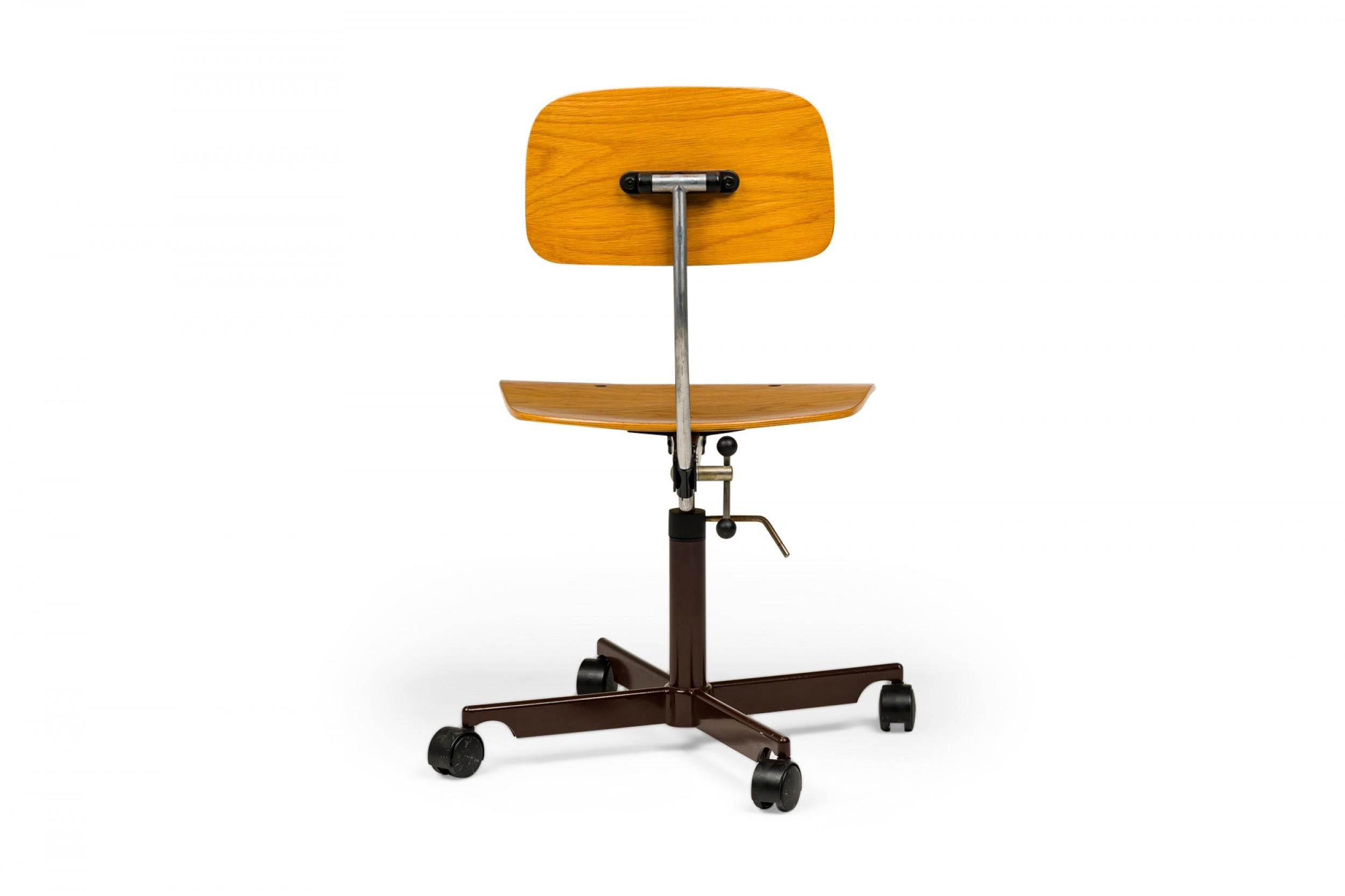 Fait main Jørgen Rasmussen for Kevi Danish Teak Bentwood Swiveling 'Task' Chair en vente