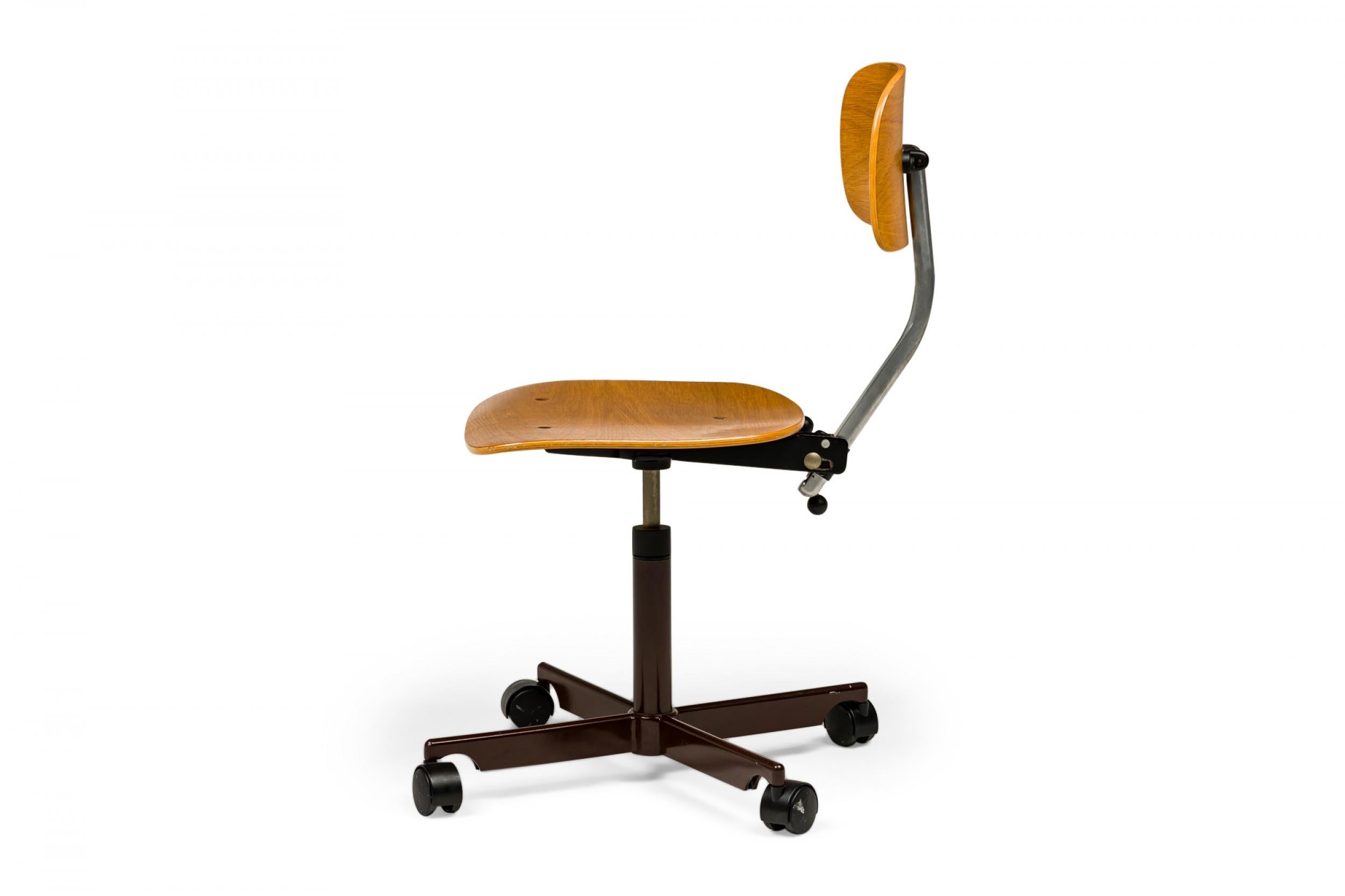 Jørgen Rasmussen for Kevi Danish Teak Bentwood Swiveling 'Task' Chair Bon état - En vente à Queens, NY
