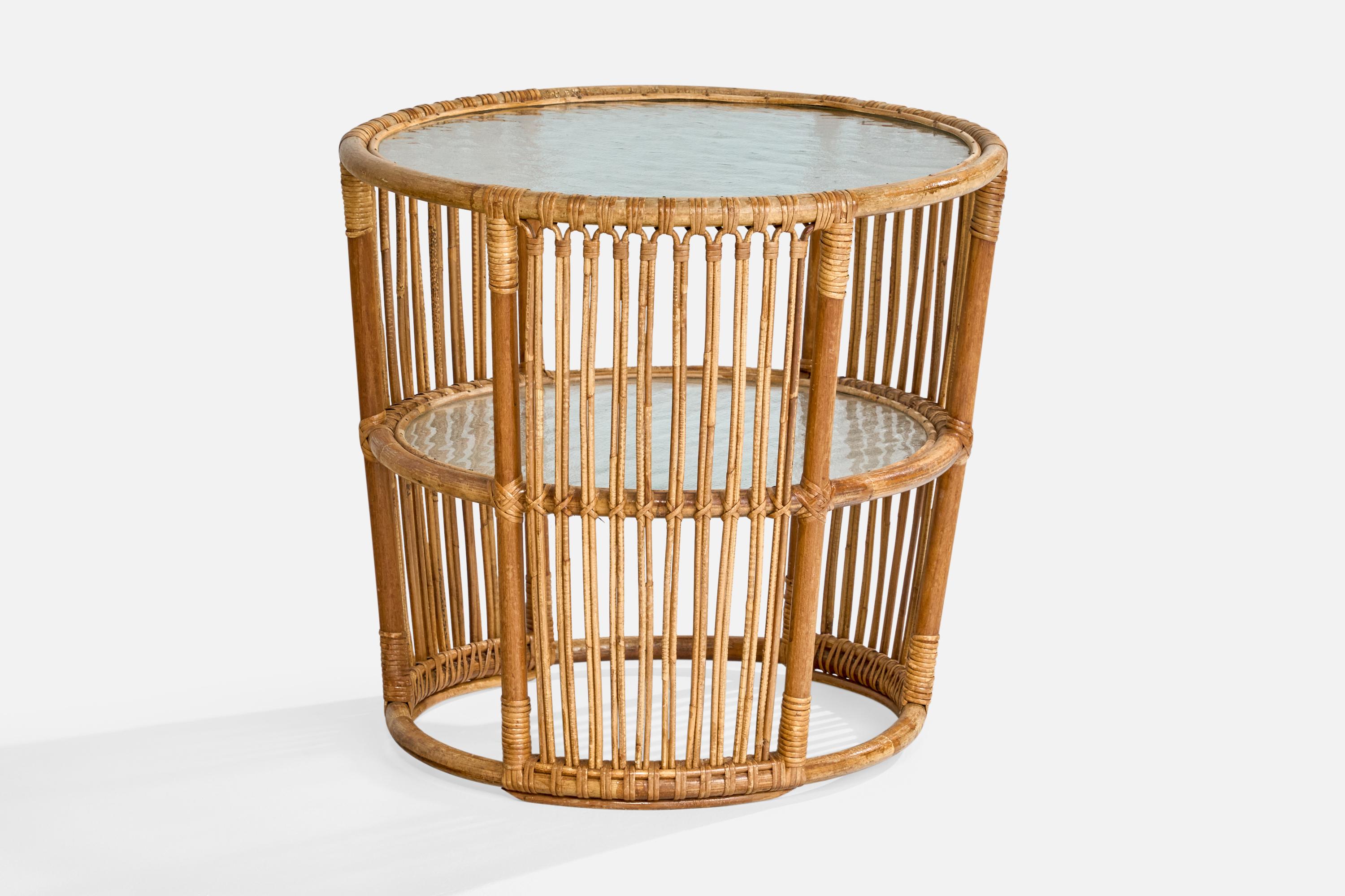 Table d'appoint en bambou, rotin et verre conçue par Jørn Rohweder et produite par E.V.I.Cissen, Danemark, vers les années 1950.

Dimensions : 22