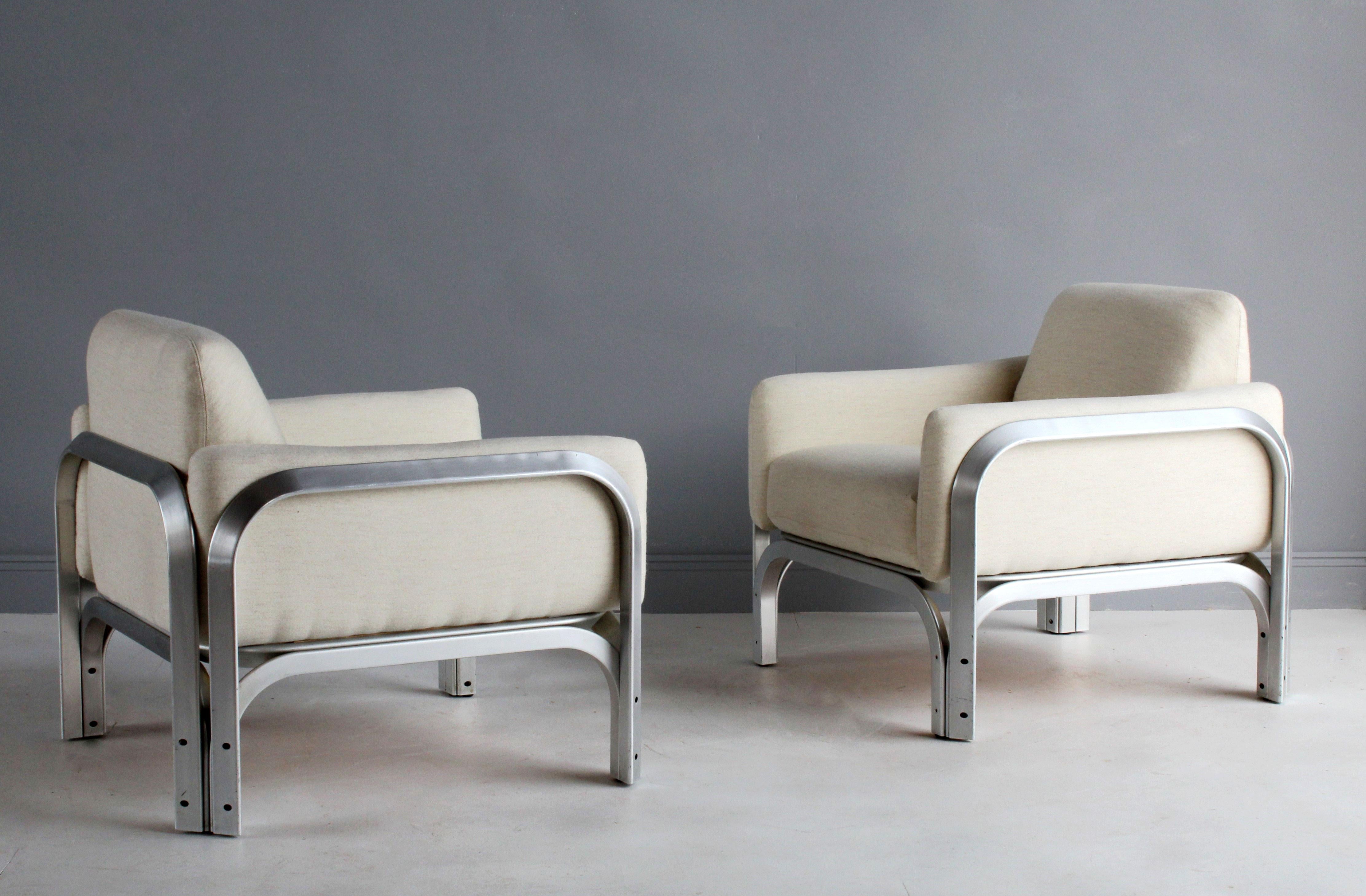 A pair of lounge chairs designed by Jørn Utzon in 1965 and intended for use in the foyers of the Sydney Opera House. Produced by Fritz Hansen in very limited numbers and first shown at the Cologne Furniture Fair in 1968. Of the few examples in