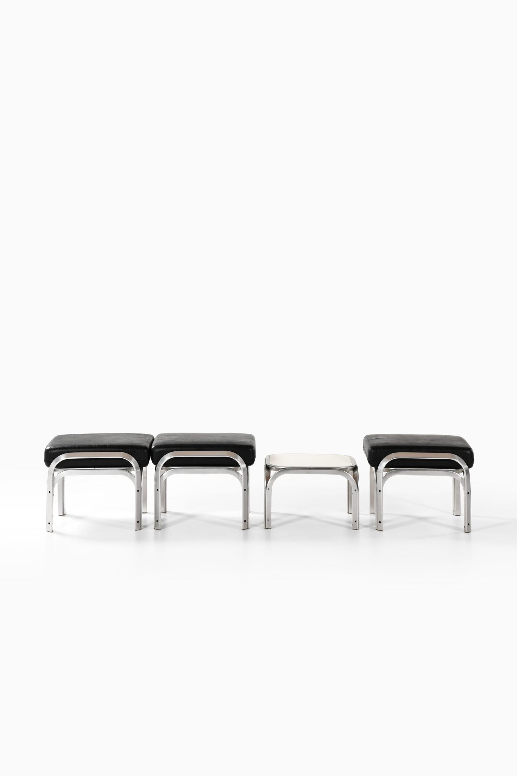 Very rare seating group consisting of 3 stools and table designed by Jørn Utzon. Produced by Fritz Hansen in Denmark.
Dimensions stool: (W x D x H): 56 x 56 x 44 cm.
Dimensions table: (W x D x H): 50 x 50 x 32 cm.
