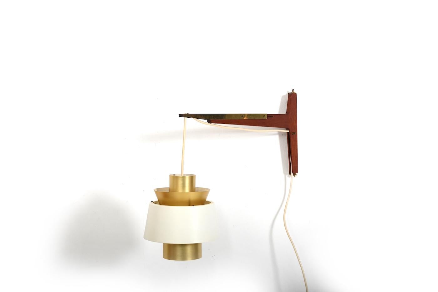 20th Century Jørn Utzon Teak and Brass Wall Lamp 1960s For Sale
