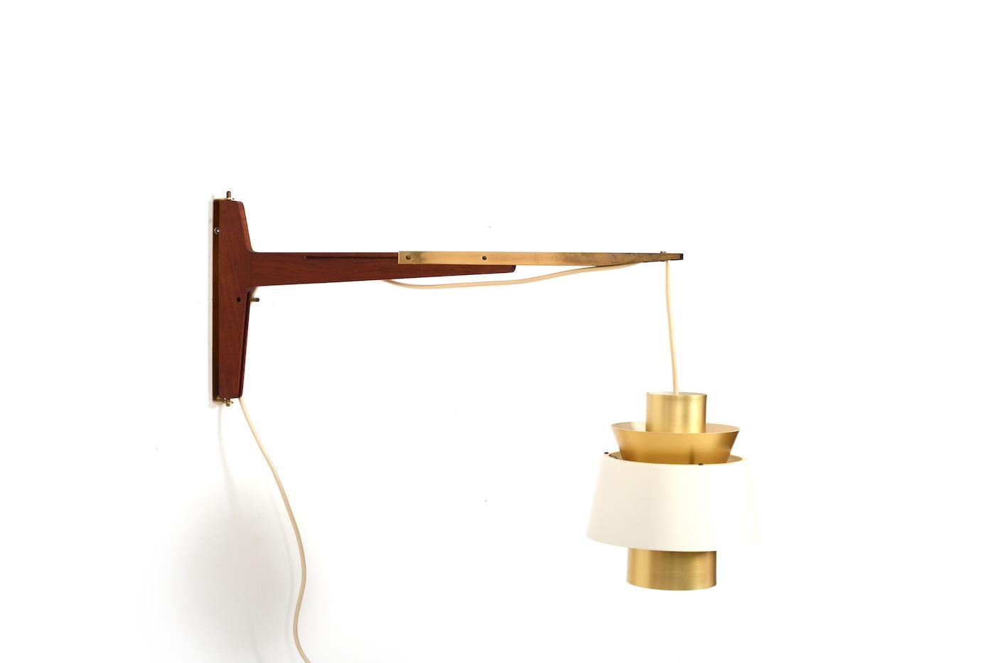 Jørn Utzon Teak and Brass Wall Lamp 1960s For Sale 1
