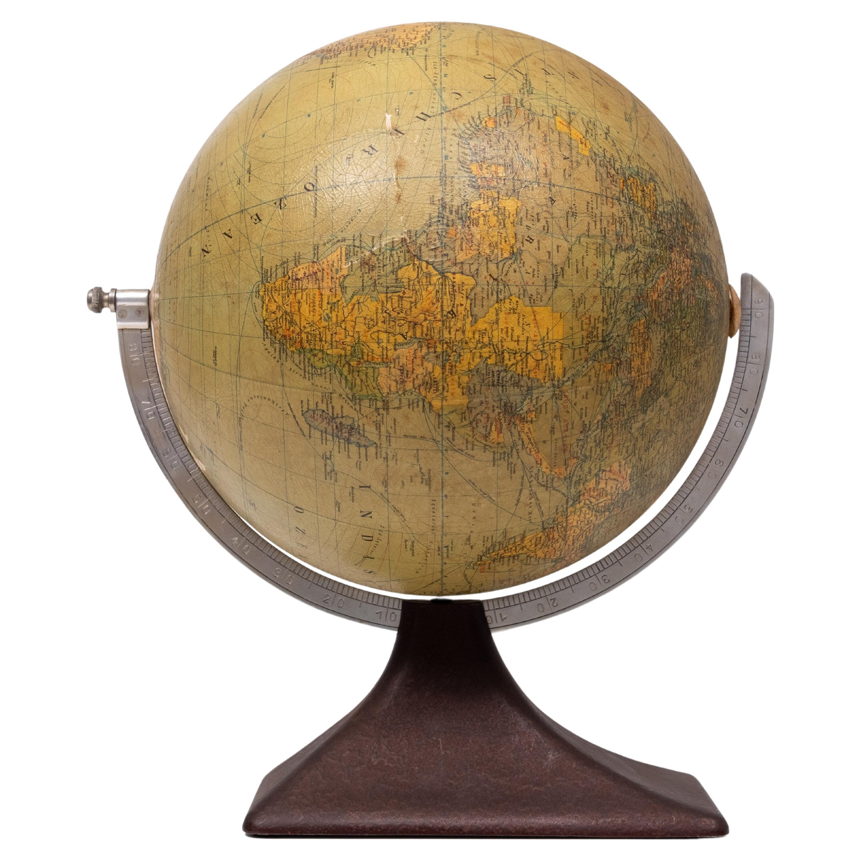 Très beau globe de table fabriqué par JRO Munchen en Allemagne. 
1930s . Base Art Déco en aluminium .  si décoratif .  