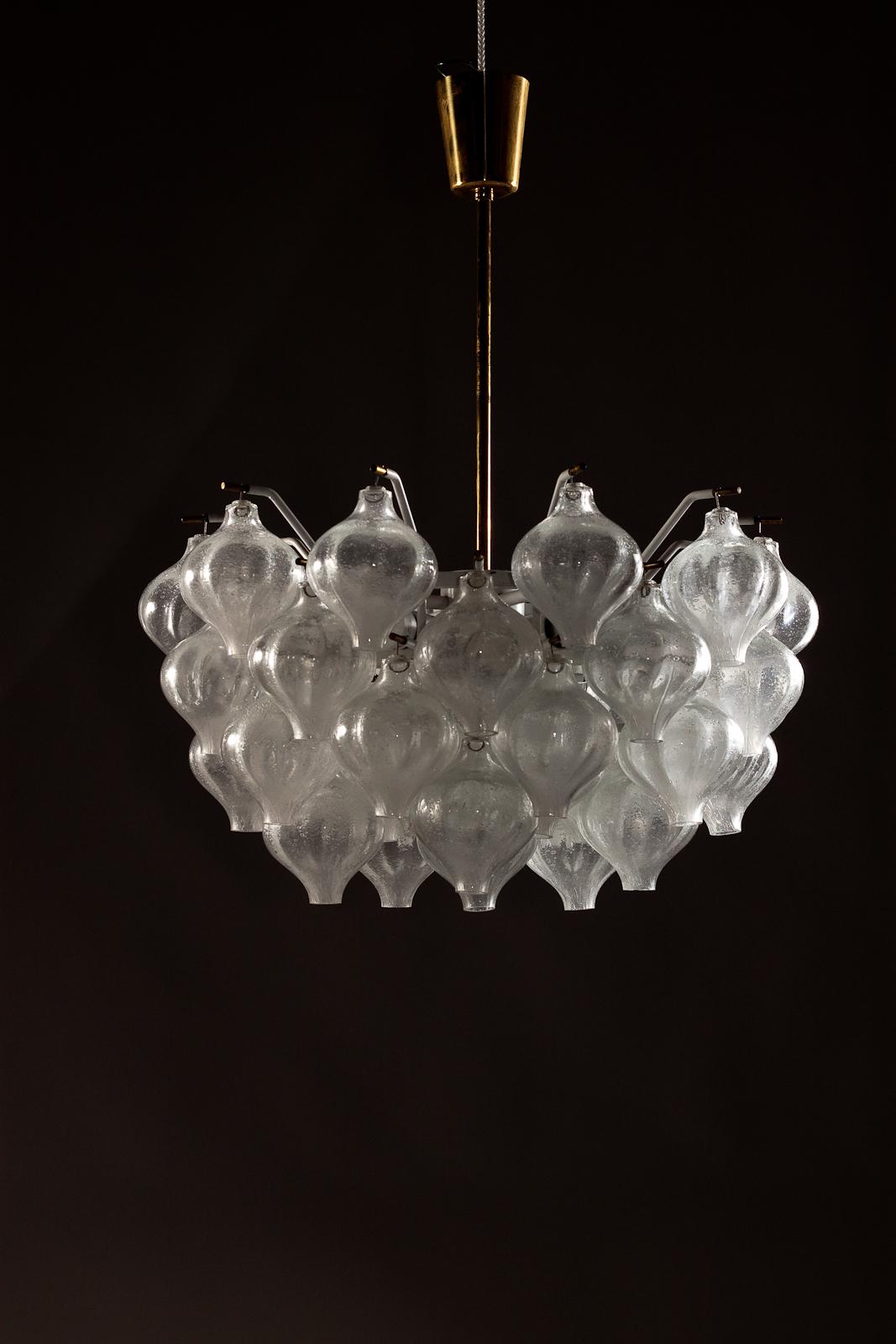 J.T. Kalmar 1960's Tulipan blown glass chandelier In Good Condition For Sale In Turku, Varsinais-Suomi