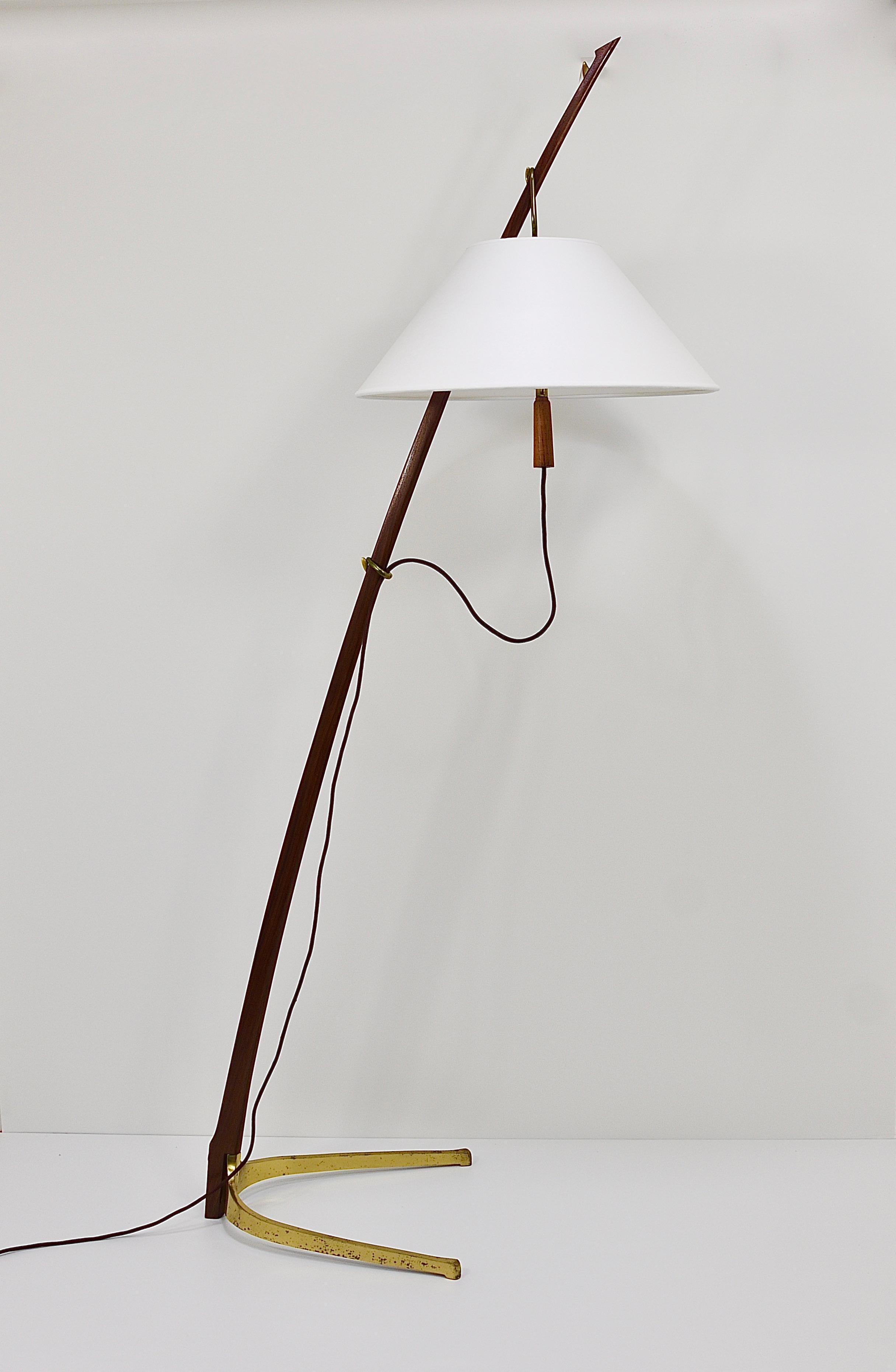 J.T. Kalmar 2x Dornstab Verstellbare Stehlampe, Messing, Nussbaum, Österreich, 1950er Jahre (Moderne der Mitte des Jahrhunderts) im Angebot