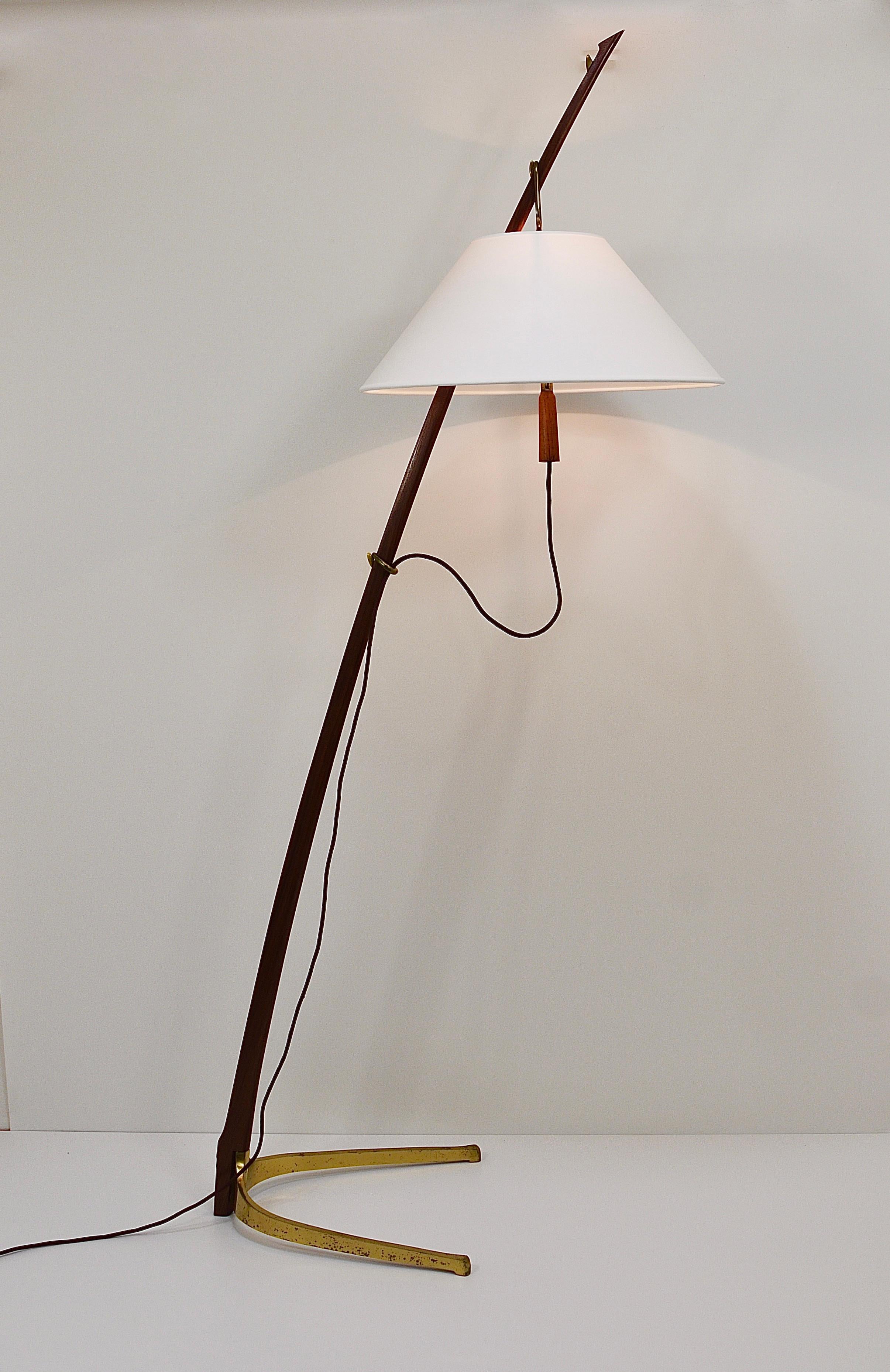J.T. Kalmar 2x Dornstab Verstellbare Stehlampe, Messing, Nussbaum, Österreich, 1950er Jahre im Zustand „Gut“ im Angebot in Vienna, AT
