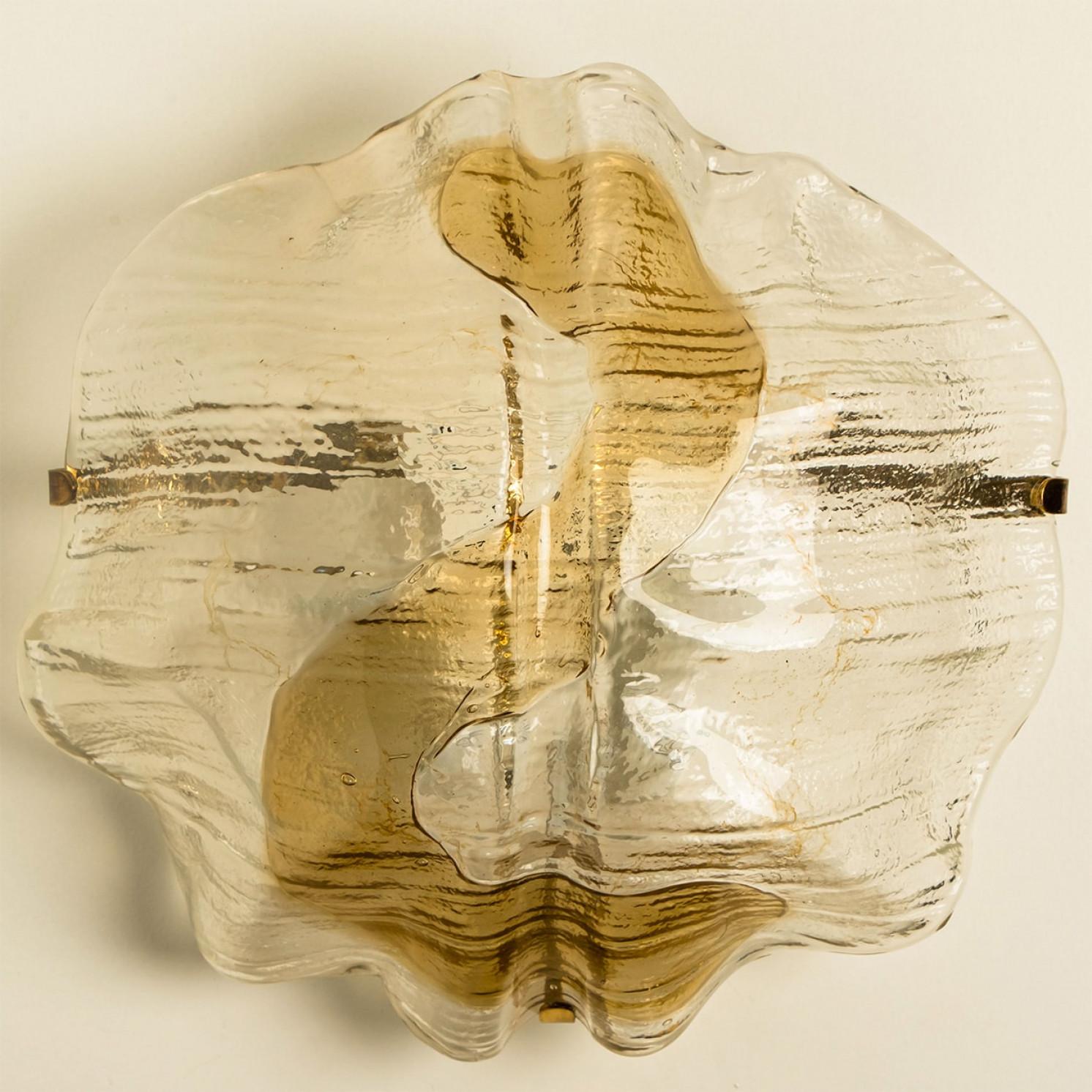 Precioso aplique de pared, magnífico y elegante, fabricado por Kalmar Franken, Austria, años 60. Con placa posterior de color blanco.

Esta luz está hecha a mano y es una pieza de gran calidad. Ilumina maravillosamente.

Limpiada y recableada, en