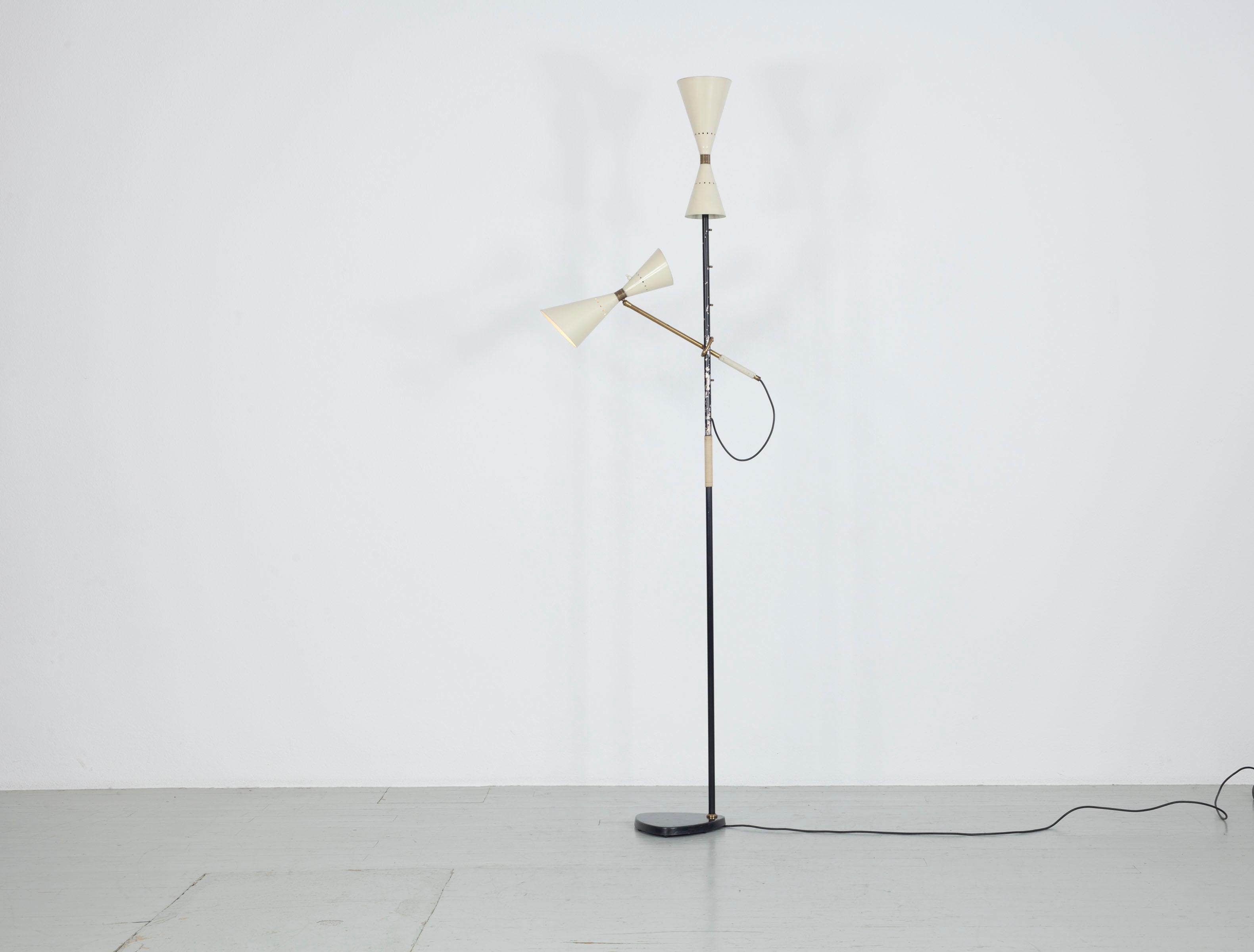 Stehleuchte - Design by J.T. Kalmar, hergestellt von Kalmar, Wien, 1950er Jahre. Diese Lampe hat einen verstellbaren, lackierten Metallschirm und ein Oberlicht. 

Für detailliertere Bilder können Sie uns gerne kontaktieren.