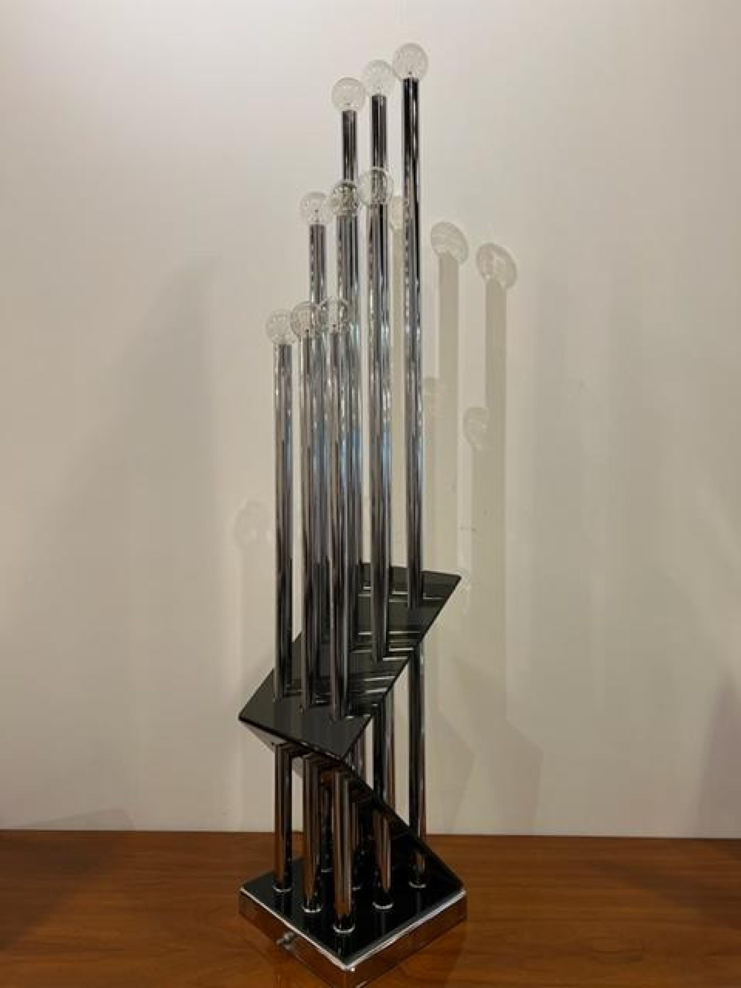 Lampada austriaca di metà secolo in cromo e lucite a 3 livelli, ciascuno con 3 aste tubolari in cromo sostenute da un design a zig-zag centrato su una base quadrata  (JT KALMAR)

Condit: Buono; Usura coerente con l'età e l'utilizzo