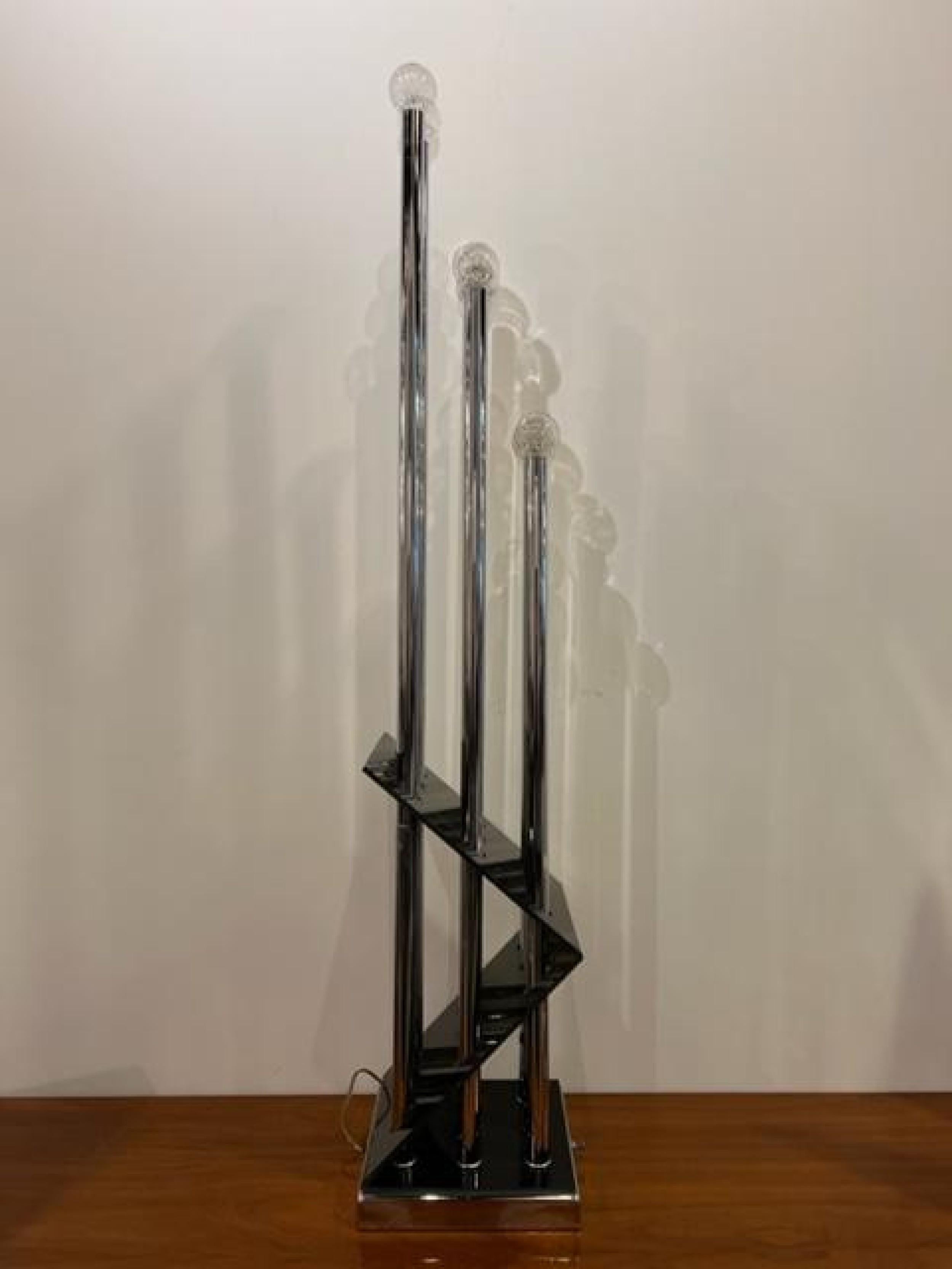 Fatto a mano J.T. Lampada Kalmar austriaca di metà secolo, grande, in cromo e lucite in vendita