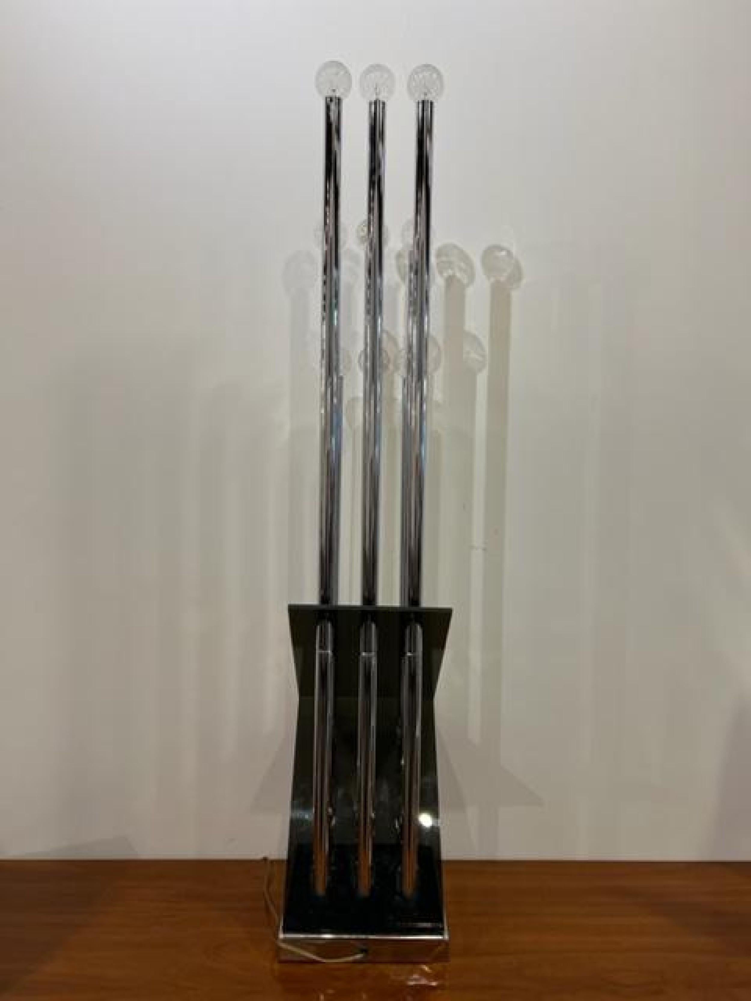 J.T. Lampada Kalmar austriaca di metà secolo, grande, in cromo e lucite In condizioni buone in vendita a Queens, NY