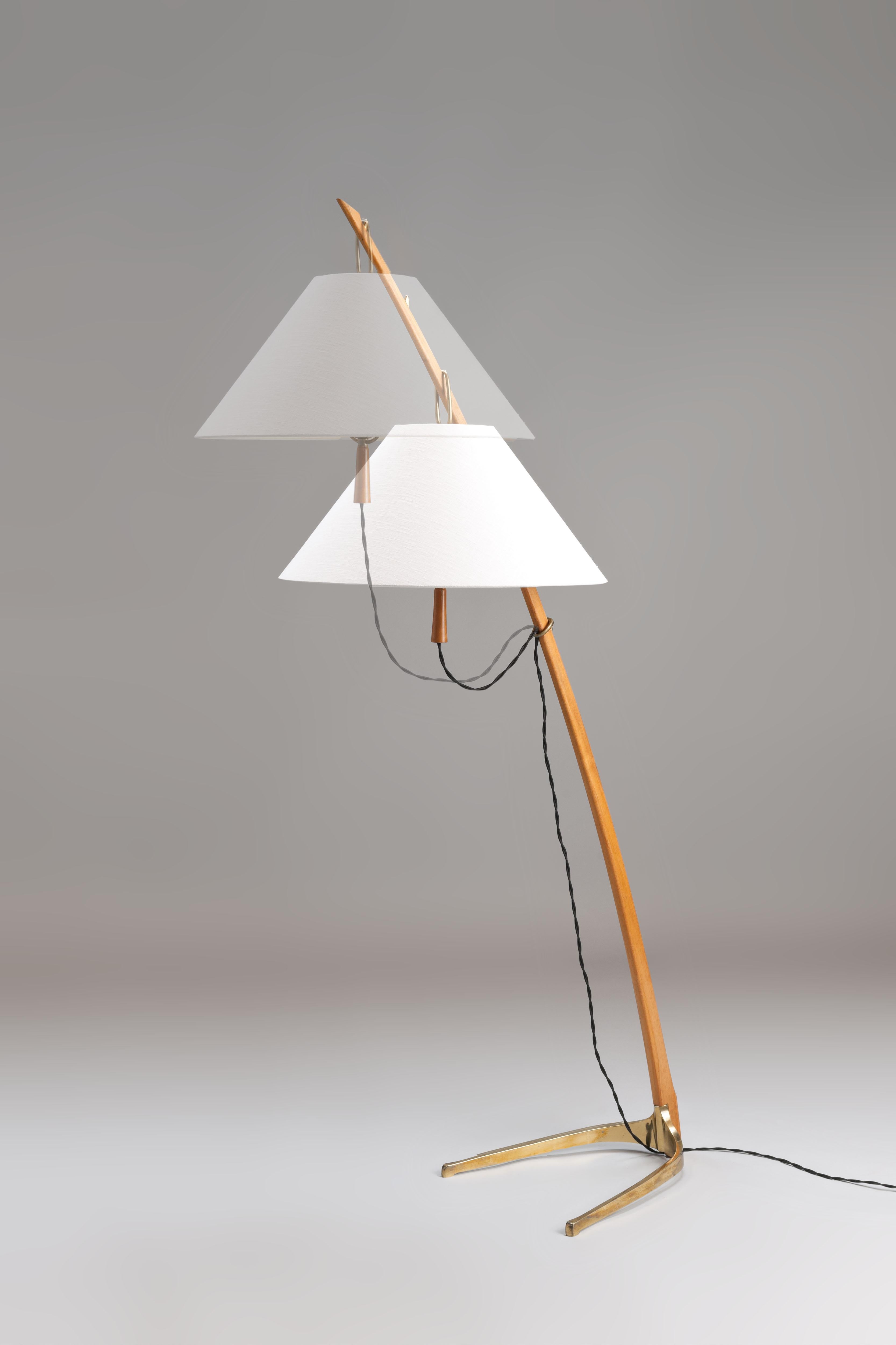 Beautiful vintage 'Dornstab' floor lamp by J.T. Kalmar from the early 1960s. Made of solid teak and brass with a linen upholstered shade. Made at Kalmar Werkstätten Austria. 

The solid teak curved upright is equipped with three brass 'thorns',
