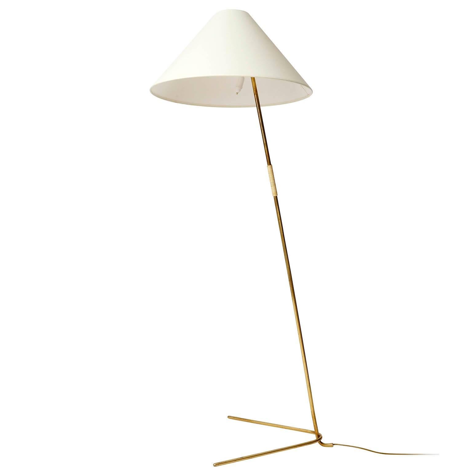 Eine schöne Messing Stehlampe Modell 'Hase' / 'Rabbit' Nr. 2084 von J.T. Kalmar, hergestellt in der Mitte des Jahrhunderts, in den 1950er oder 1960er Jahren. Die Leuchte ist in den Kalmar-Katalogen von 1953 sowie von 1960 dokumentiert.
Die