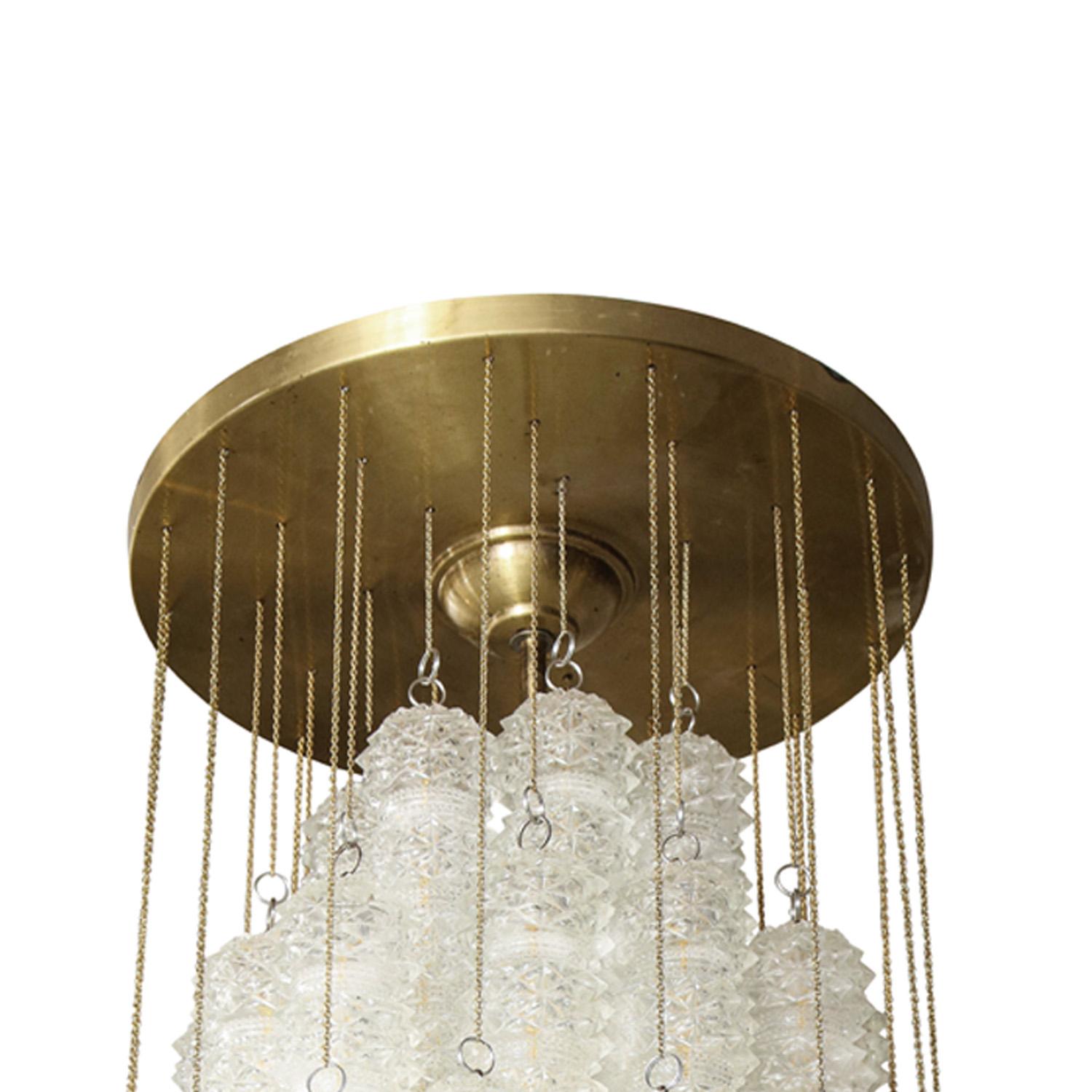 Superbe lustre en verre cylindrique en cristal taillé avec dais et suspension en laiton par J.T. Kalmar, Autriche, années 1960. Ce luminaire est un exemple étonnant des designs du milieu du siècle de Kalmar. Une paire d'appliques assorties est