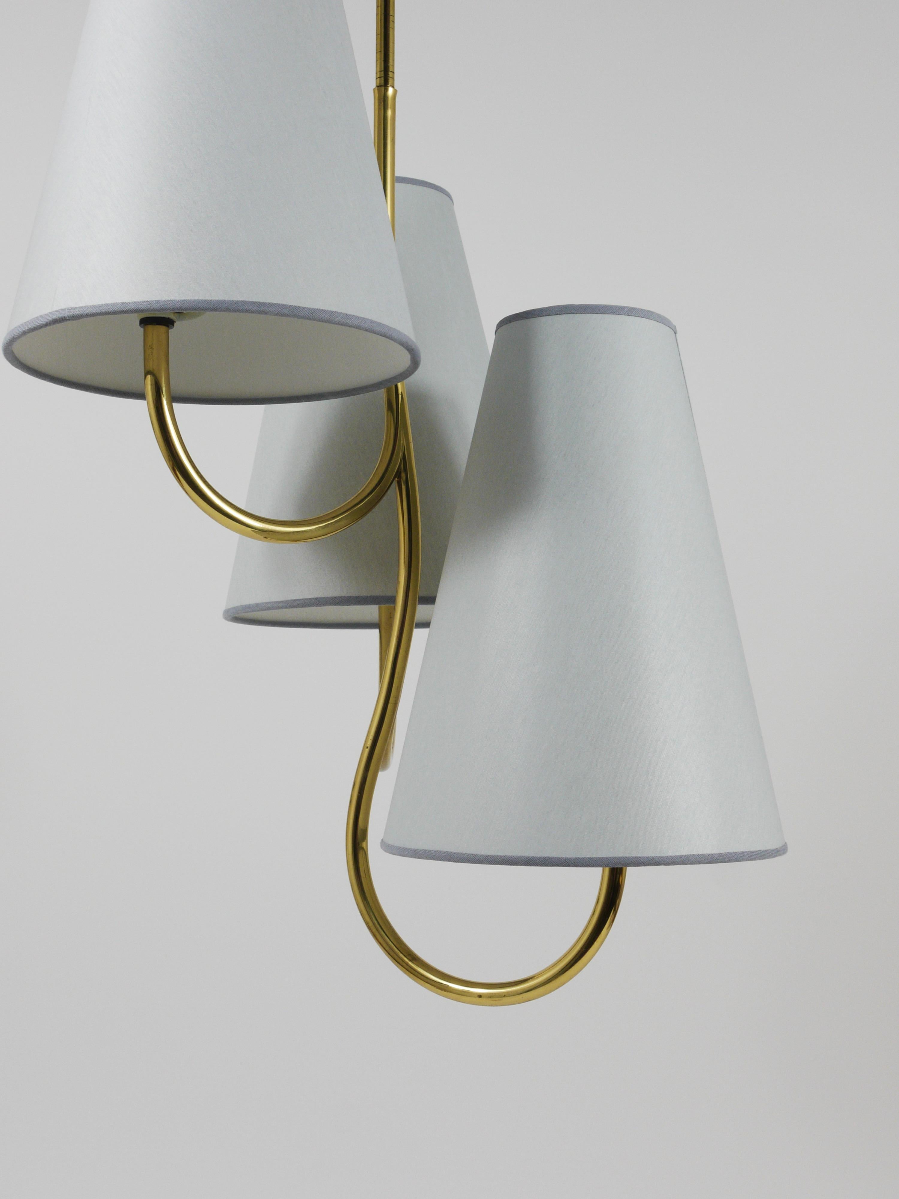 Austrian J.T. Kalmar Exquisite Curved Mid-Century Brass Chandelier, Vienna, 1940s For Sale