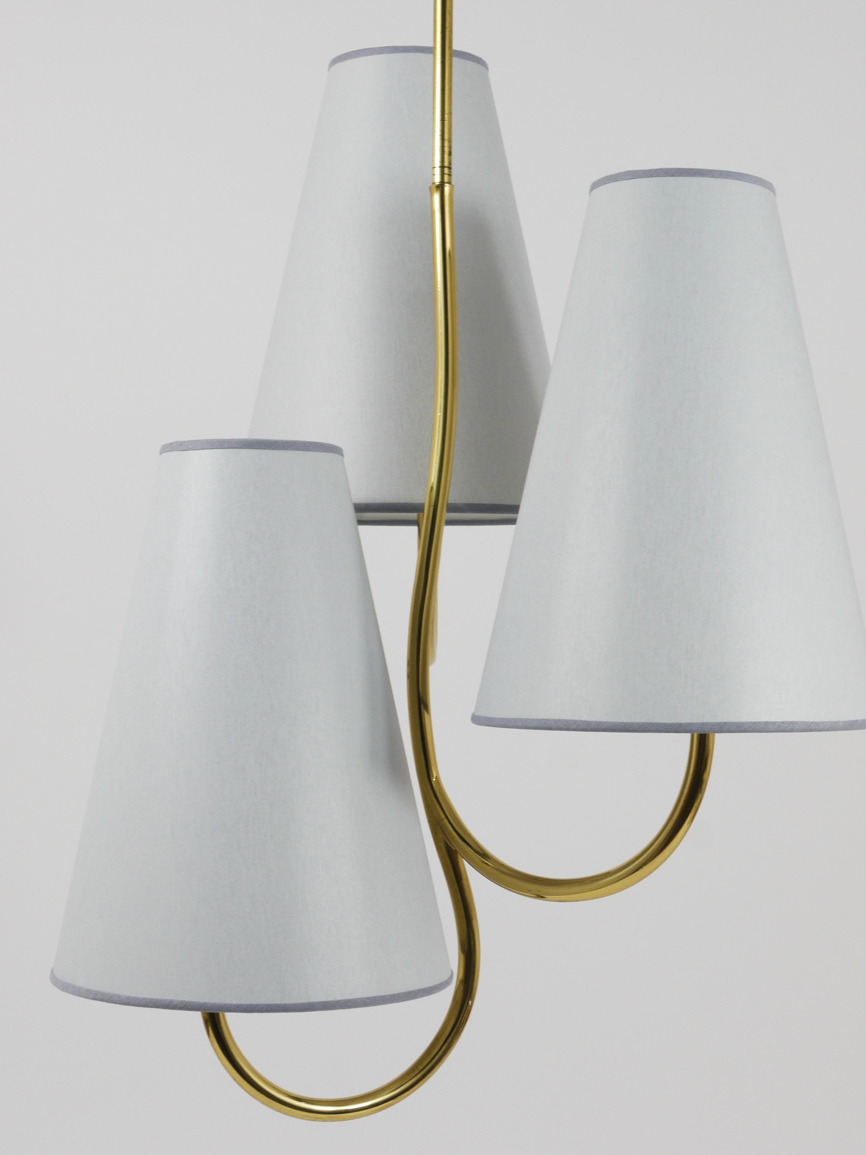 J.T. Kalmar Exquisite Curved Mid-Century Brass Chandelier, Vienna, 1940s For Sale 1