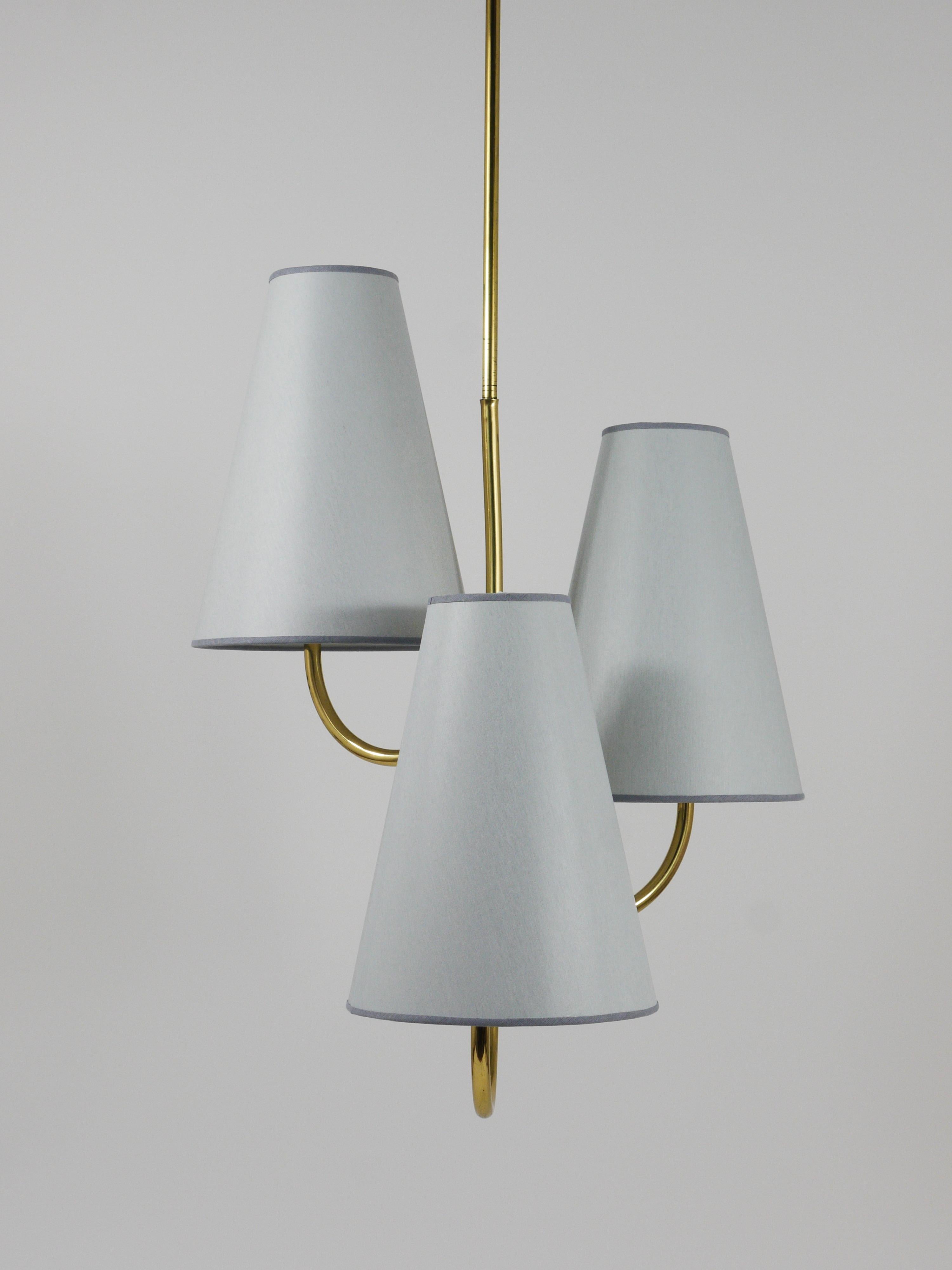 J.T. Kalmar Exquisite Curved Mid-Century Brass Chandelier, Vienna, 1940s For Sale 2