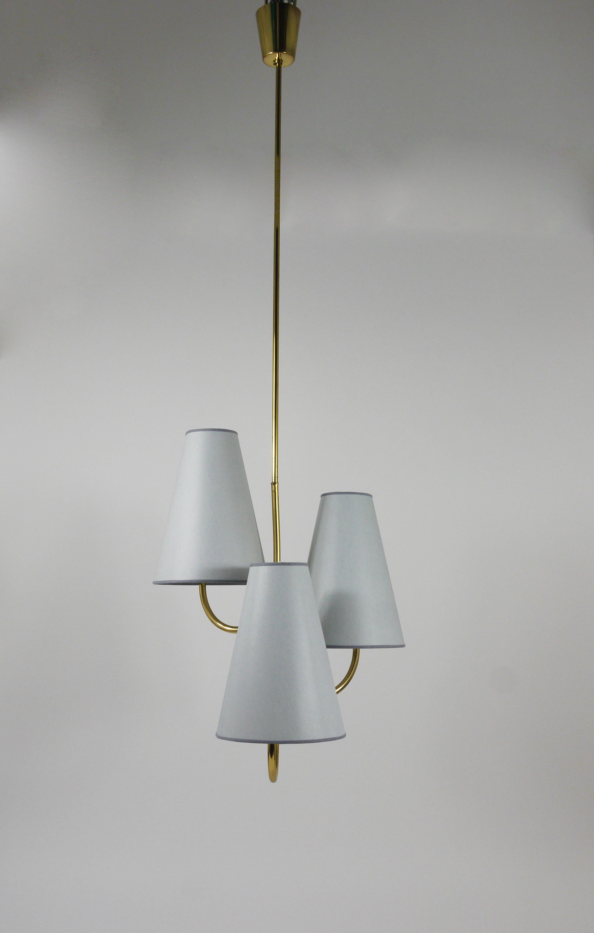 J.T. Kalmar Exquisite Curved Mid-Century Brass Chandelier, Vienna, 1940s For Sale 3