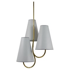 J.T. Magnifique lustre Kalmar incurvé en laiton du milieu du siècle dernier, Vienne, années 1940