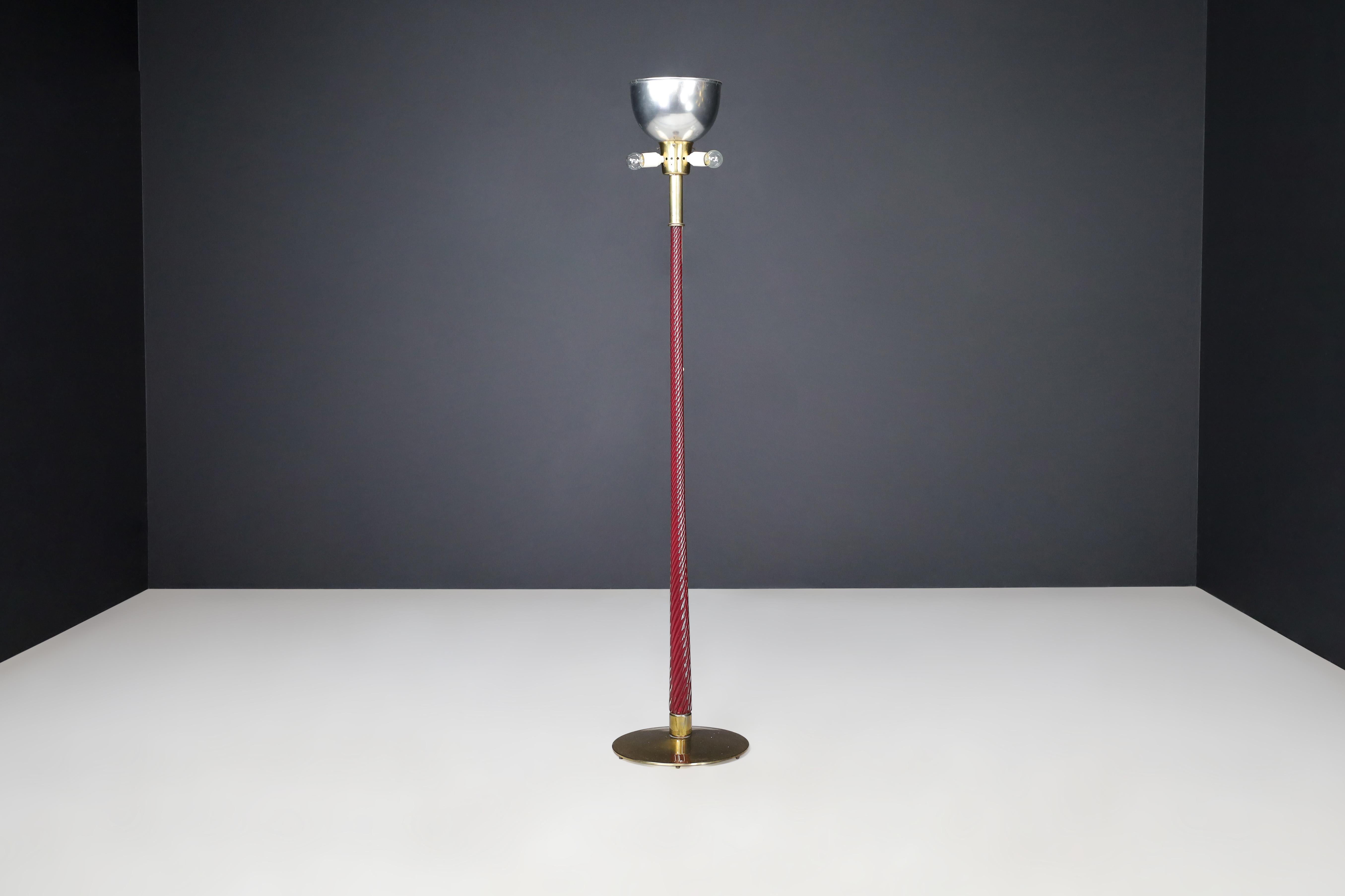 J.T. Kalmar Floor Lamp in Brass and Ruby Glass Rod, Austria, 1960s

A rare and elegant piece from the celebrated Austrian lighting designer J.T. Kalmar, this mid-century modern floor lamp exudes sophistication through its minimalist structure and
