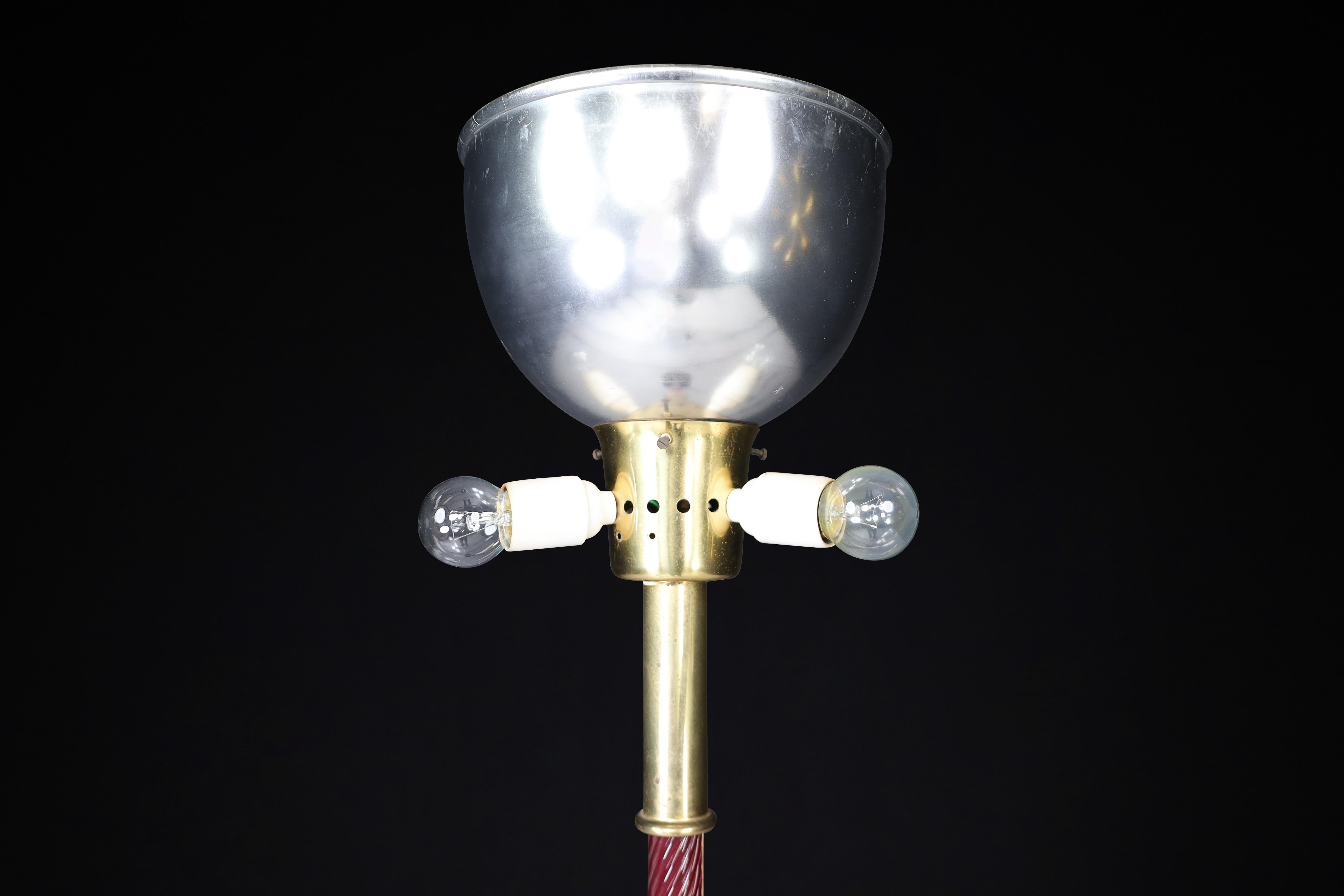 J.T. Kalmar Floor Lamp in Brass and Ruby Glass Rod, Austria, 1960s In Good Condition For Sale In Almelo, NL