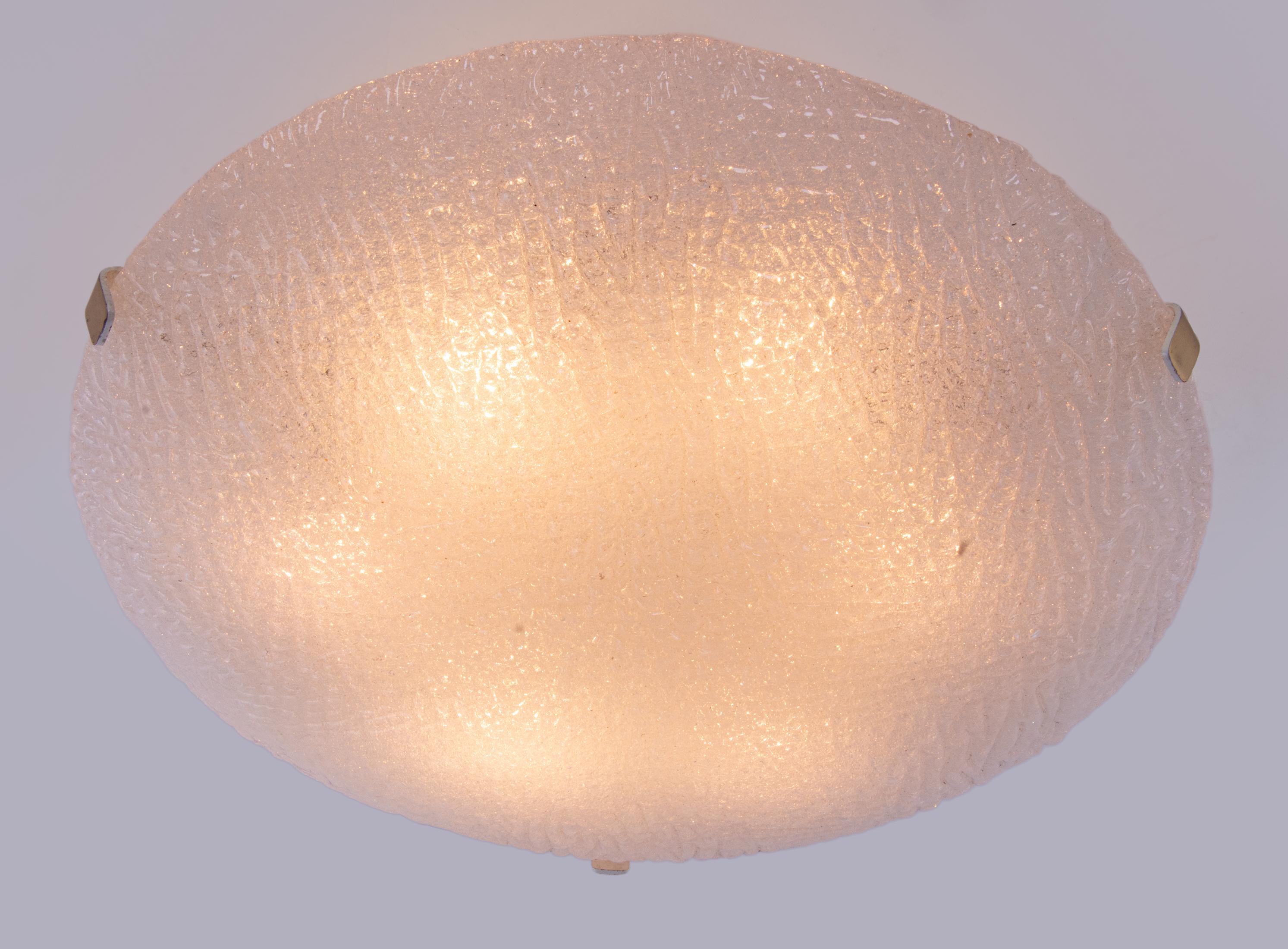 L'élégante applique blanche en verre Murano texturé avec des finales en laiton sur une quincaillerie métallique éclaire magnifiquement et offre beaucoup de lumière. Gemme de l'époque. Avec ce luminaire, vous faites une déclaration claire dans votre