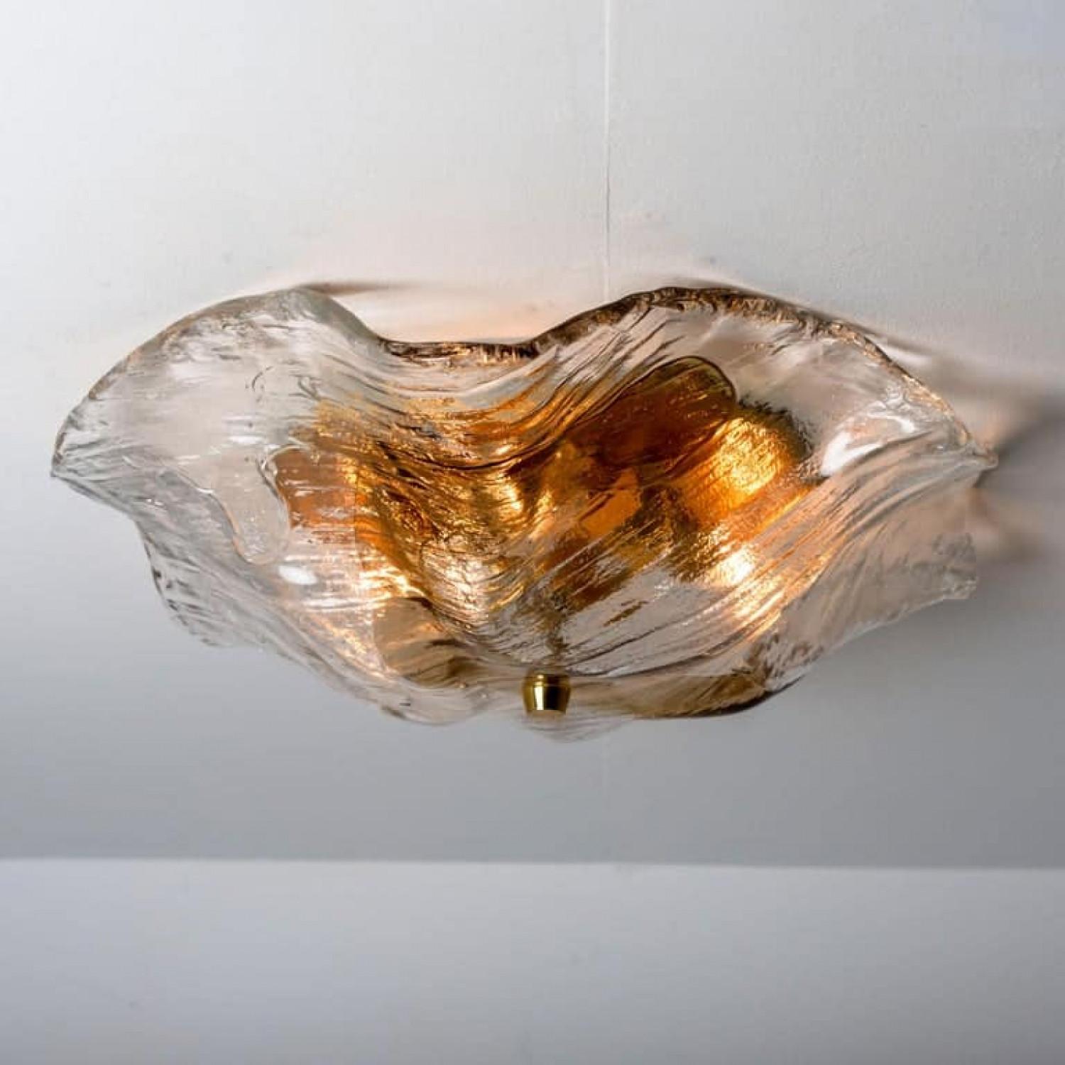 Plafonnier rare, magnifique et élégant, fabriqué par Kalmar Franken, Autriche, années 1960, avec une plaque de verre glacé épaisse fabriquée à la main et fixée au centre. Avec plaque arrière en laiton. Un design vraiment extraordinaire !
Ces