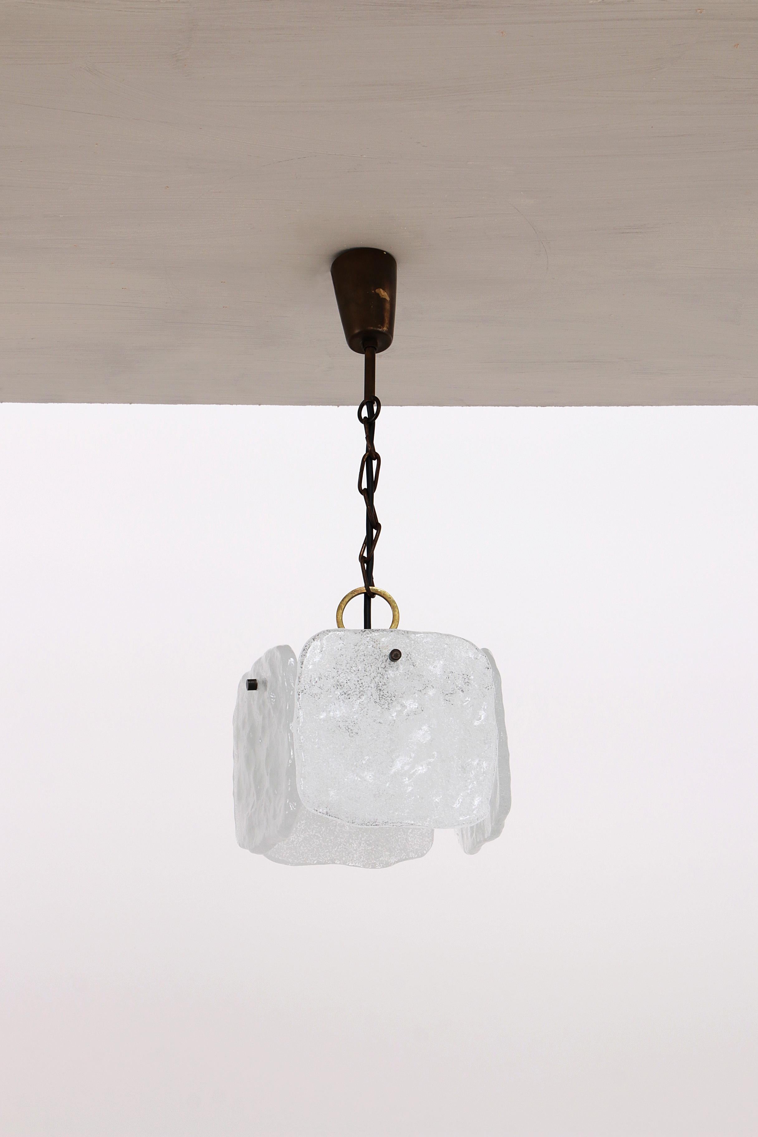 J.T Kalmar hanging lamp Pulegoso Foam glass, 1960

Heavy quality vintage hanging lamp made in the 1960s by Kalmar Franken. This Austrian family business has been producing high-quality luxury lamps since 1881.

This vintage piece has four glass