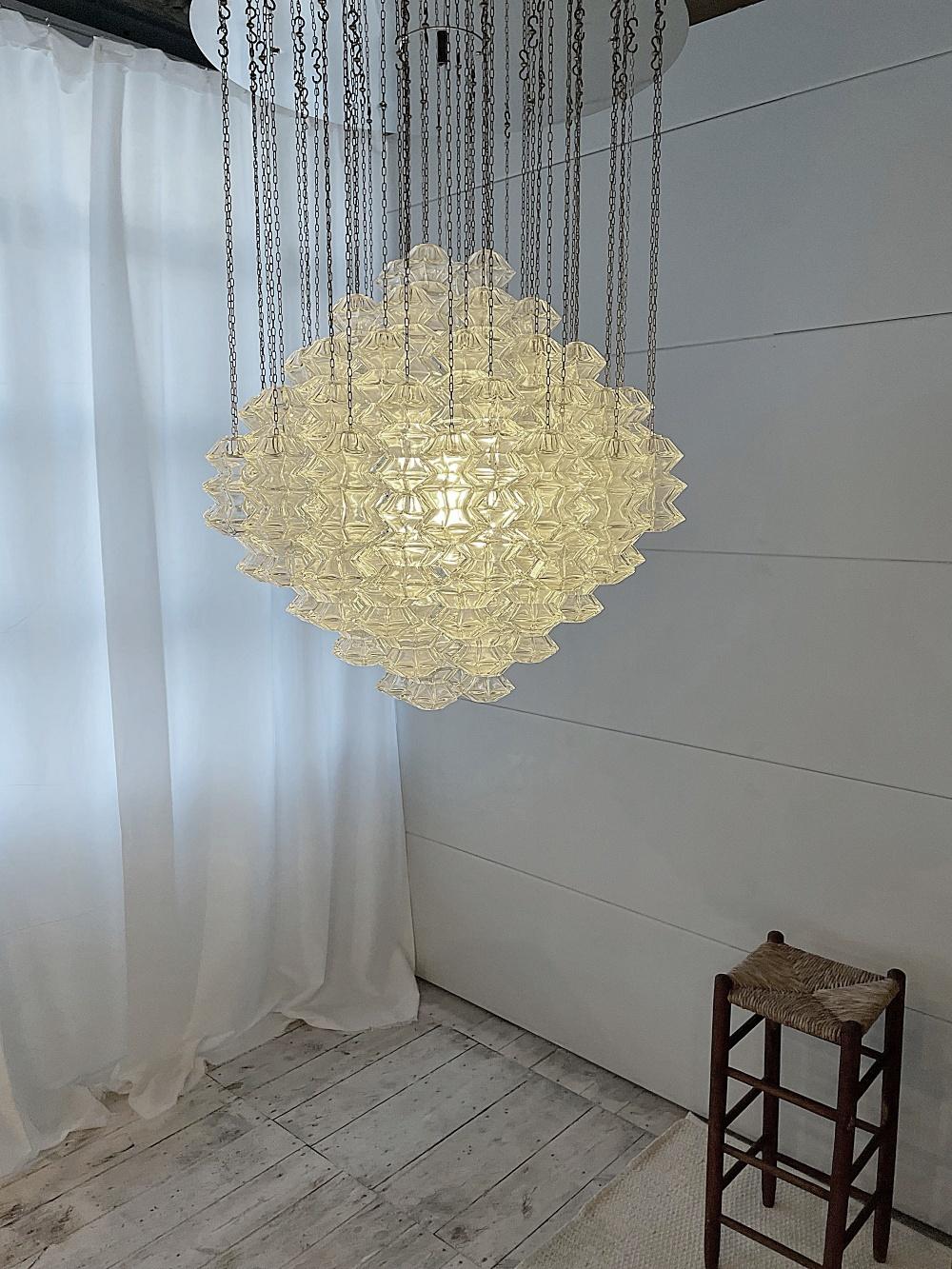 Impressive Mid-Century Modern crystal glass 'Pagode' pendant chandelier, manufactured by J.T. Kalmar in the 1960s. The light is in original condition with the original nickel plate and the hooks.
This model was one of the biggest 'Pagode' lights