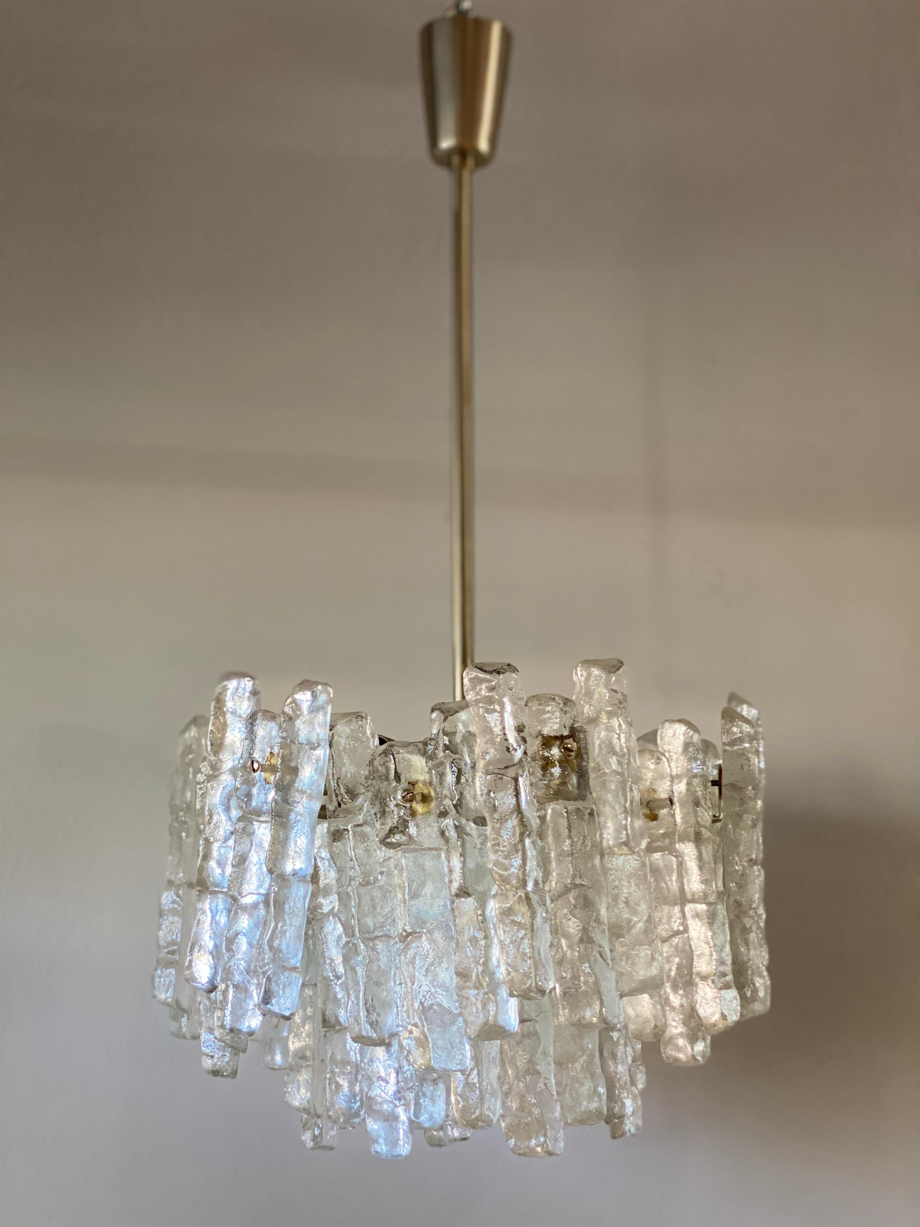 J.T. Kalmar 'Ice Glass' Chandelier, 1960s. Middel size with six lamp sockets
This chandelier from the 1960s by the Austrian designer J.T. Kalmar apparently more than deserves the name Ice Glass. The glass icicles lined up together form the