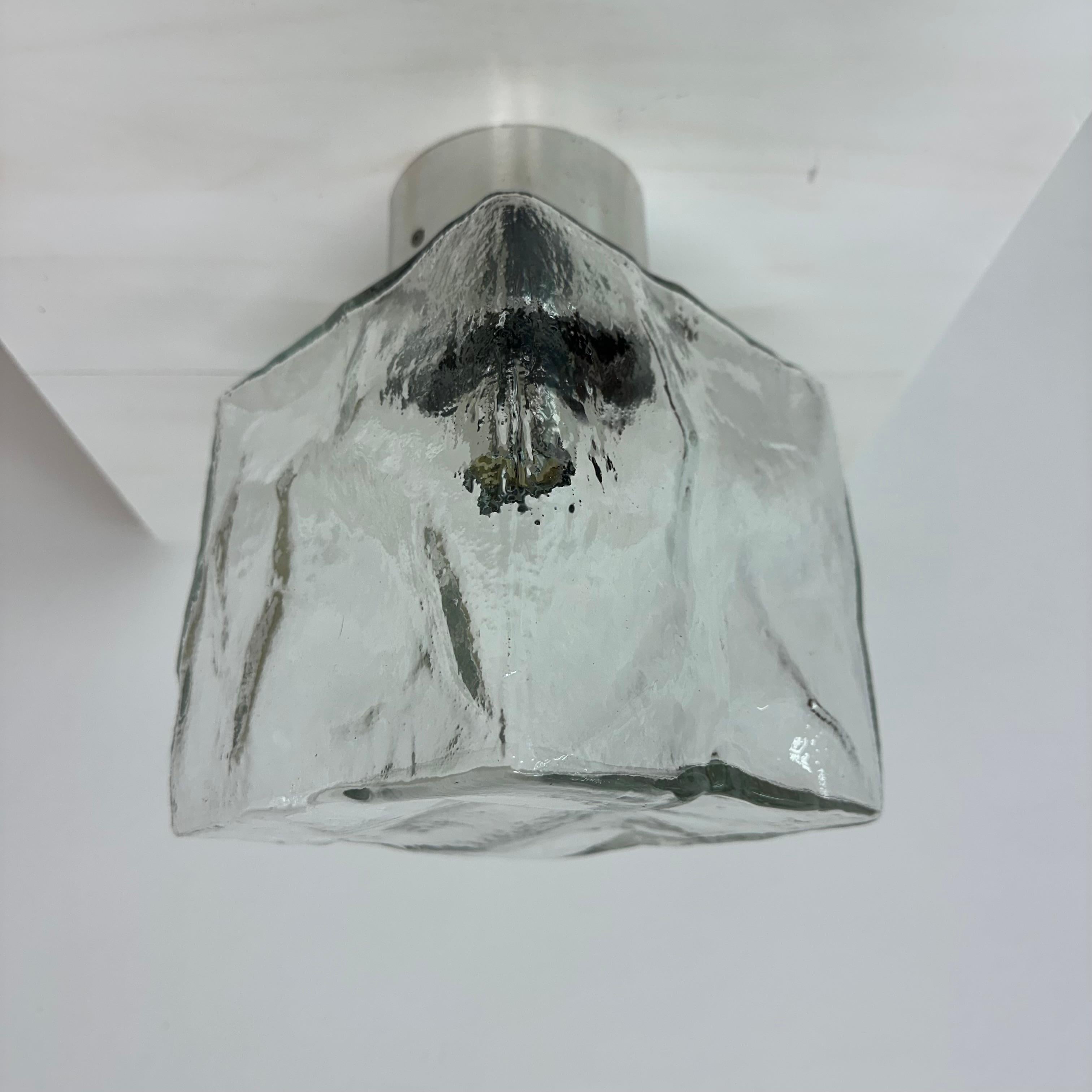 J.T. Kalmar-Deckenleuchte aus Eisglas, 1970er-Jahre (Ende des 20. Jahrhunderts) im Angebot
