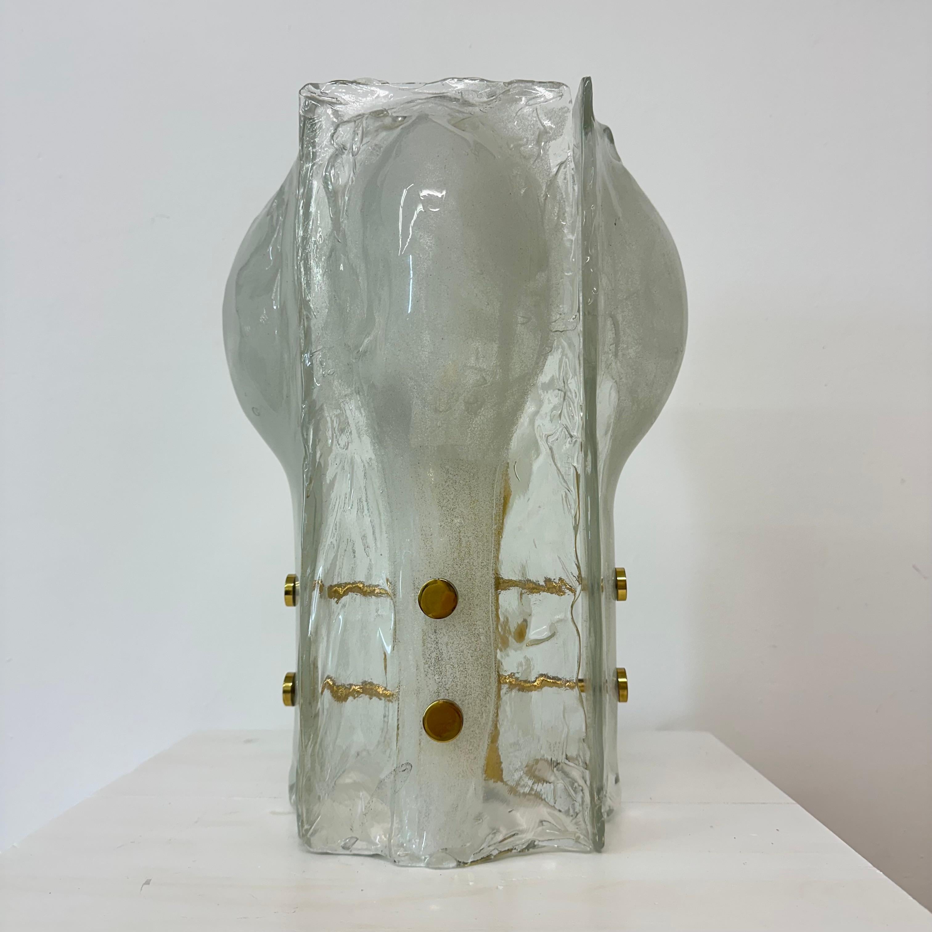 J.T. Lámpara de sobremesa Kalmar de pétalos de cristal helado ,años 70

Dimensiones: 40,5cm altura , 30cm Anchura , 30cm Profundidad
Estado: Bueno
Material: Metal , cristal
Color: dorado , blanco