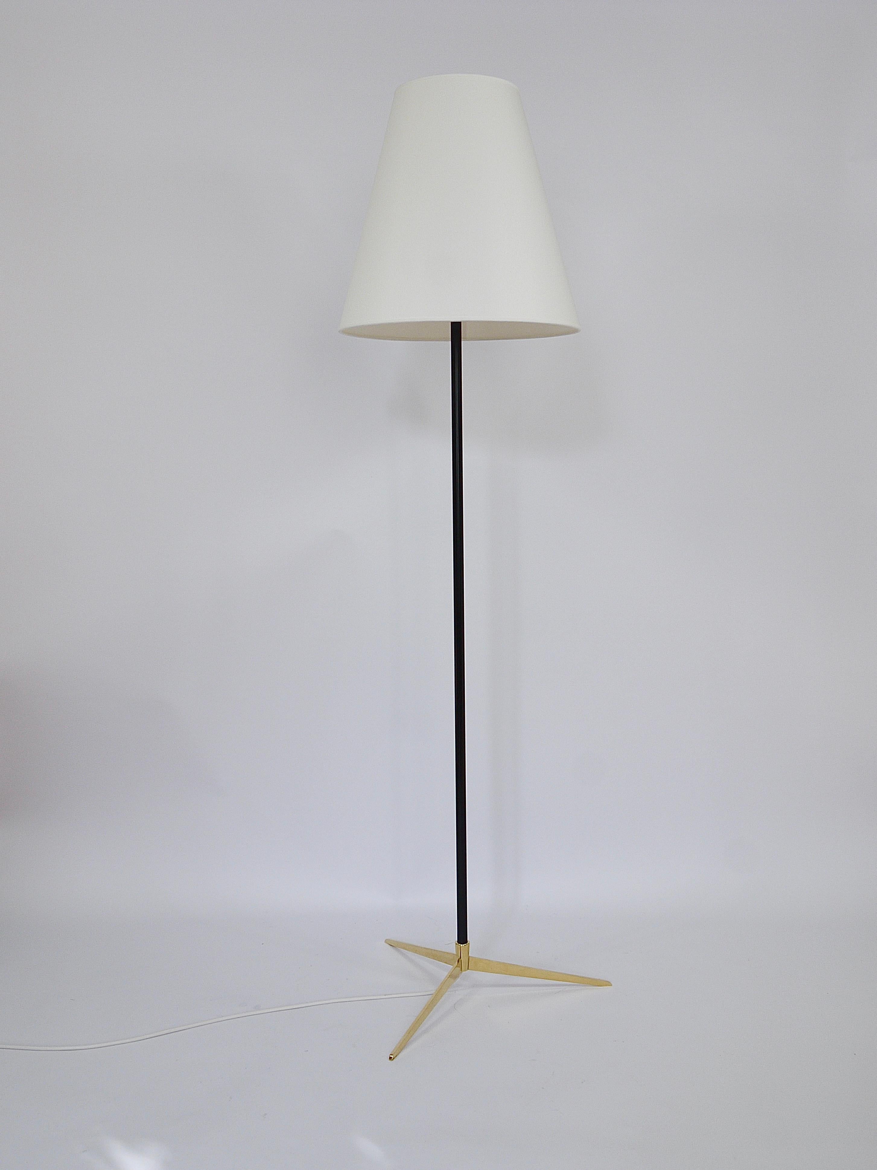 J.T. Lampada da terra Kalmar Micheline di metà secolo, base a treppiede in ottone, Austria, anni '50 in vendita 3