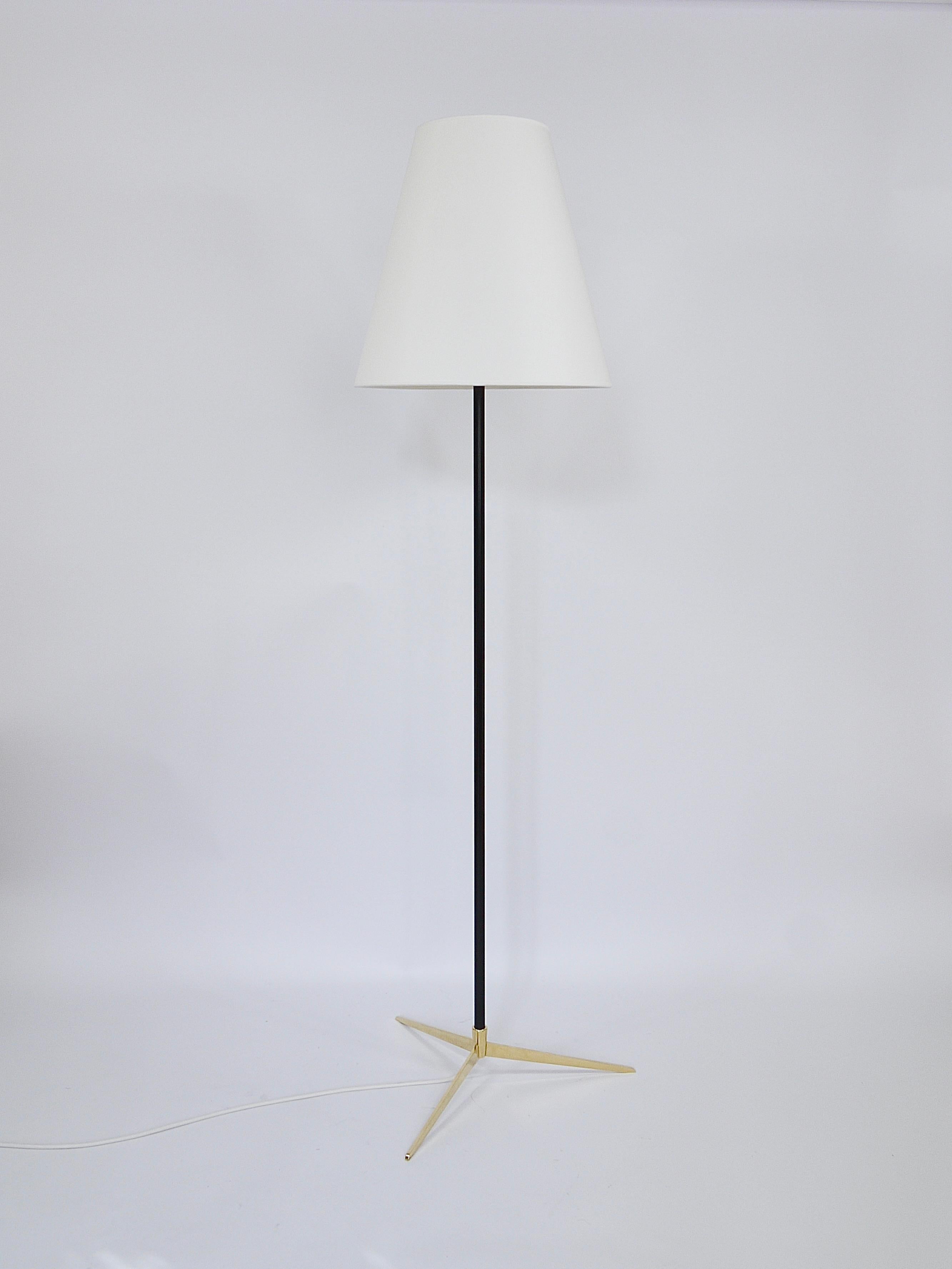 J.T. Lampada da terra Kalmar Micheline di metà secolo, base a treppiede in ottone, Austria, anni '50 in vendita 4