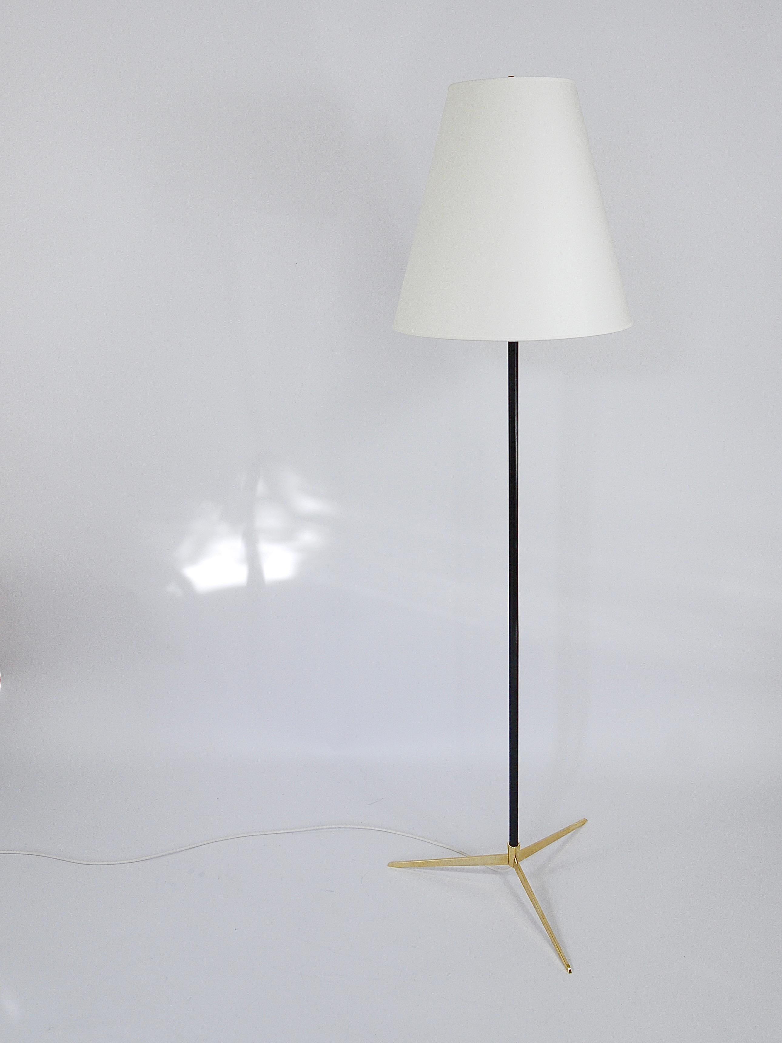 J.T. Lampada da terra Kalmar Micheline di metà secolo, base a treppiede in ottone, Austria, anni '50 in vendita 7