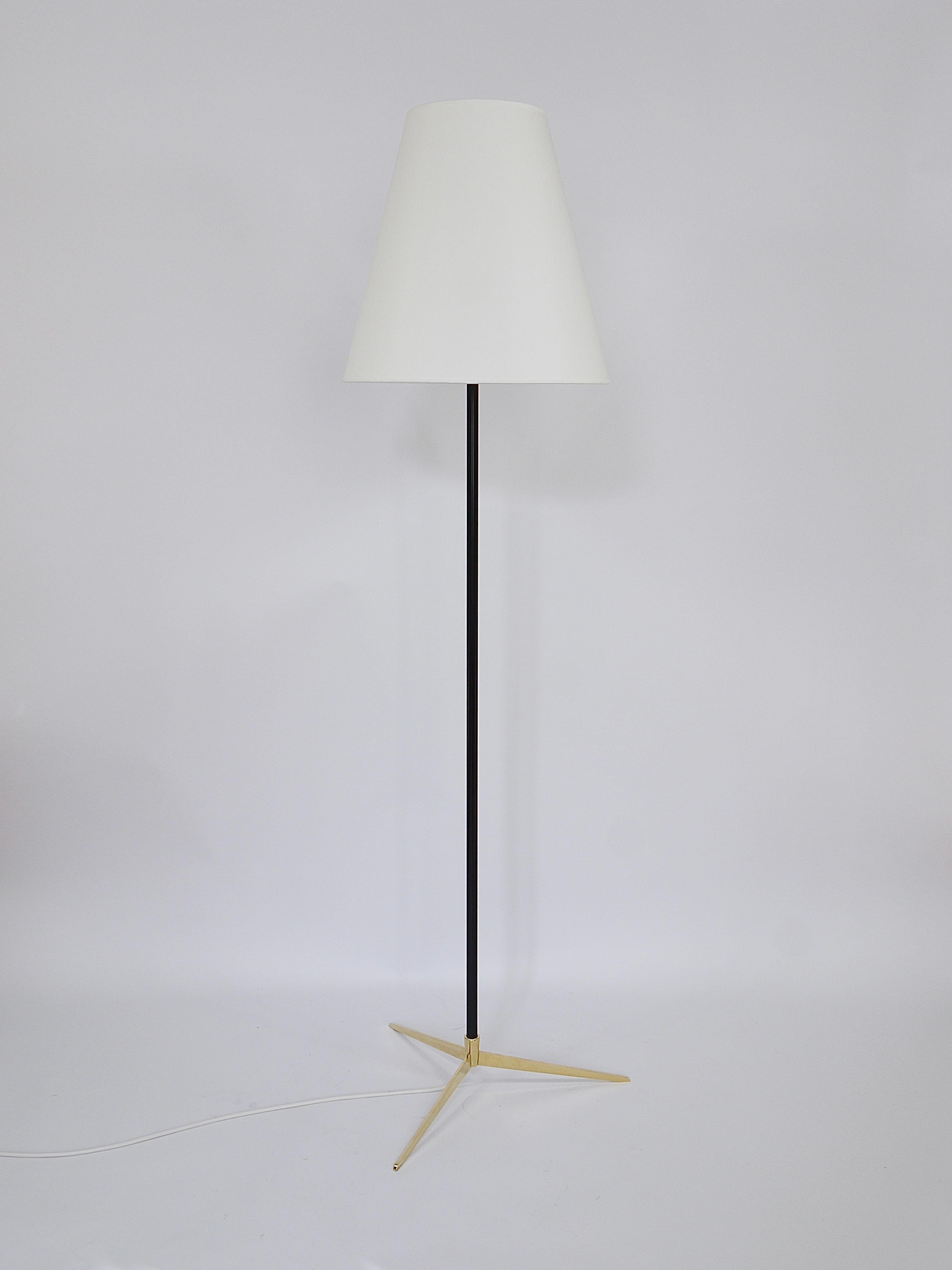 Un'elegante lampada da terra minimalista della metà del secolo scorso chiamata 