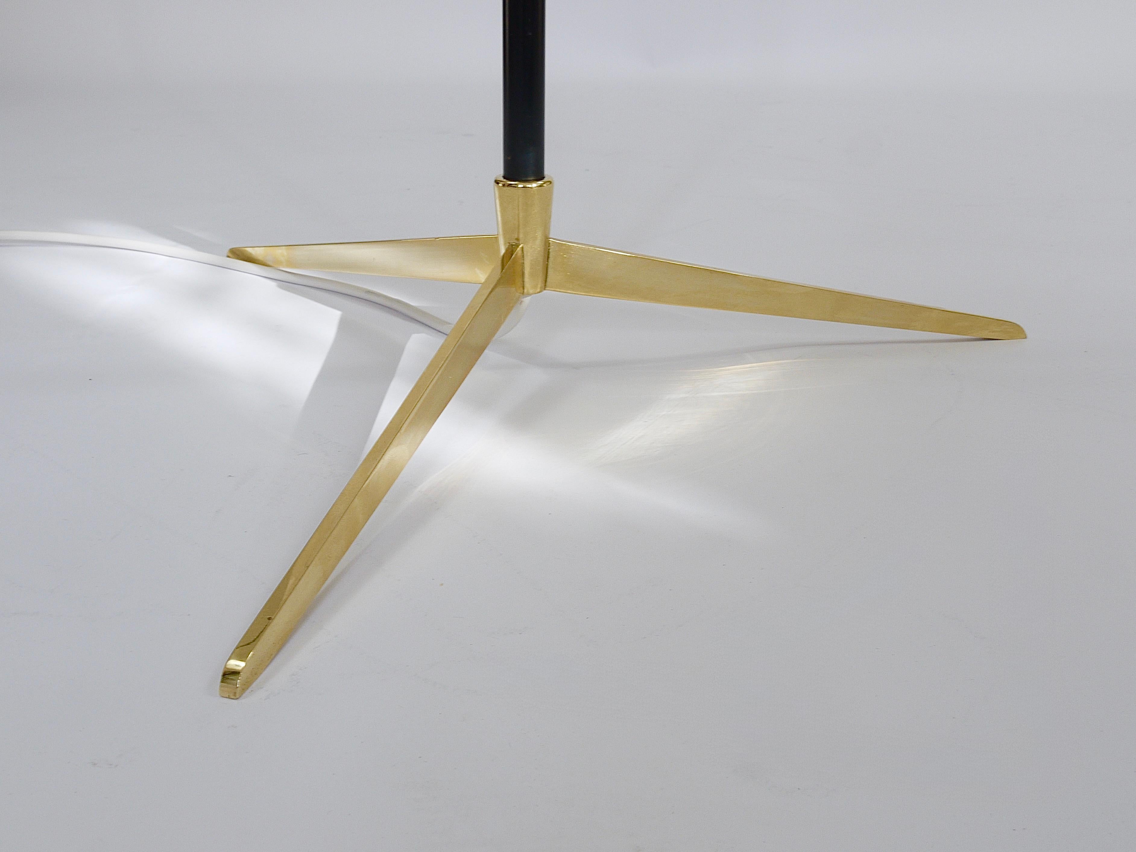 Mid-Century moderno J.T. Lampada da terra Kalmar Micheline di metà secolo, base a treppiede in ottone, Austria, anni '50 in vendita