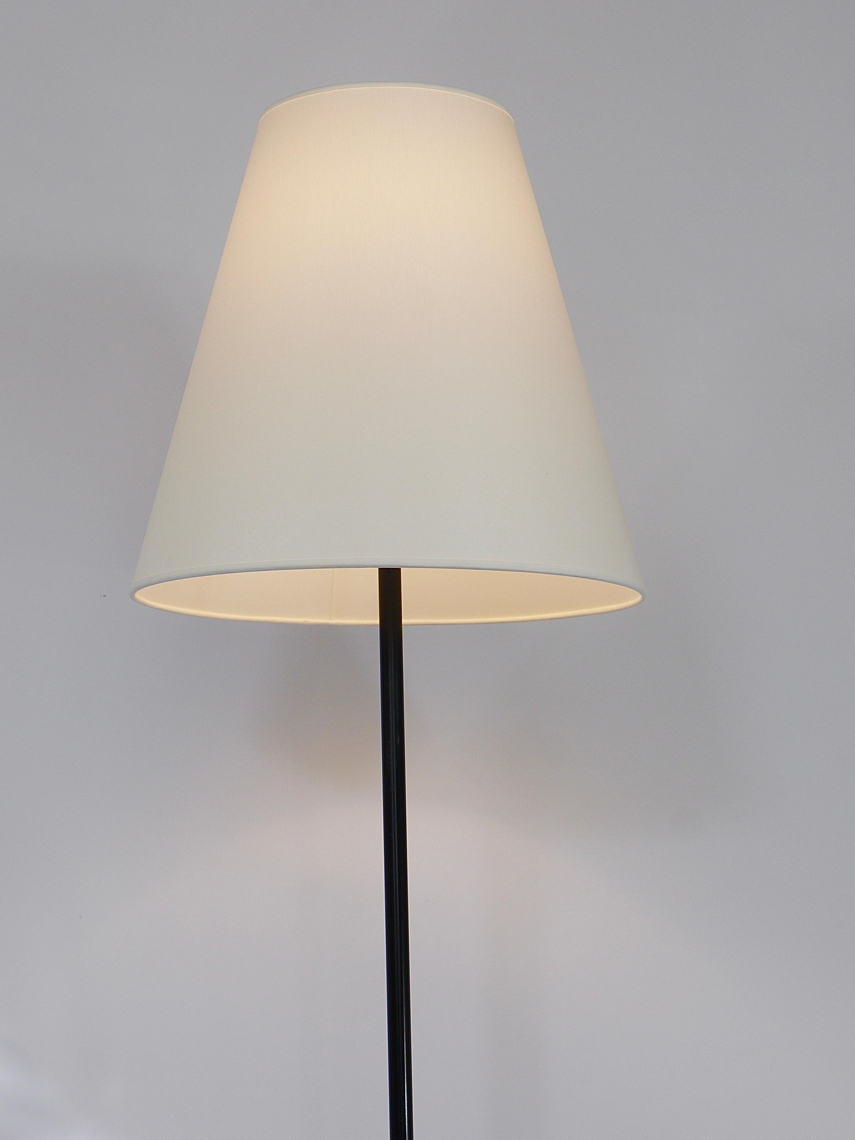 J.T. Lampada da terra Kalmar Micheline di metà secolo, base a treppiede in ottone, Austria, anni '50 In condizioni buone in vendita a Vienna, AT